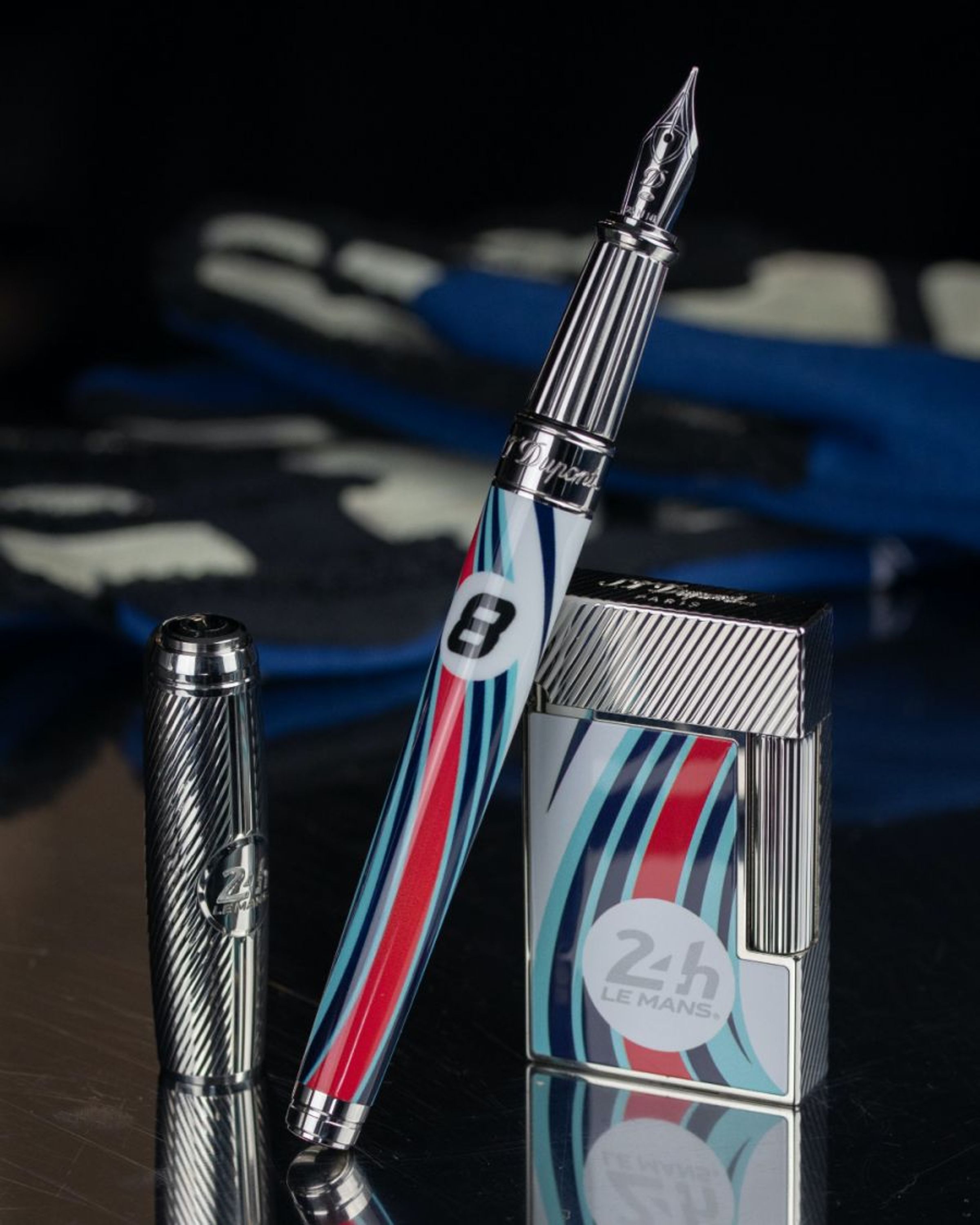 都彭（S.T. DUPONT）推出 Le Mans 利曼24小時耐力賽限量聯名系列。Le Mans Premium 系列 Ligne 2 限量經典打火機約NT$53,100；Le Mans Premium 系列 Line D 限量筆具，約NT$51,300。
