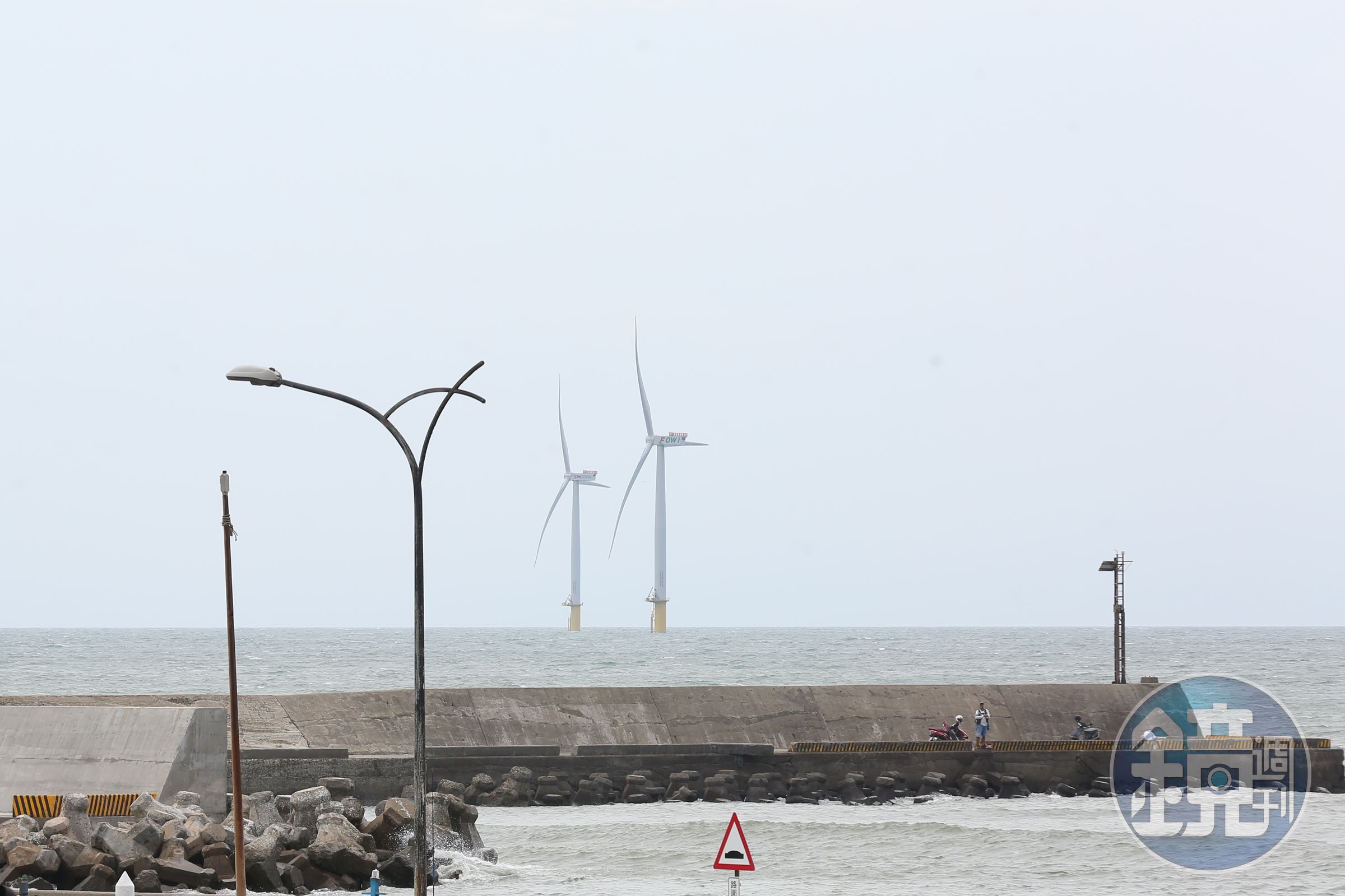 台灣西部的海面上，目前有247座離岸風機完工運轉，儘管海葵颱風在台灣海峽2進2出本島，但247座風機依舊安然無損的聳立在海面上。（本刊資料照）
