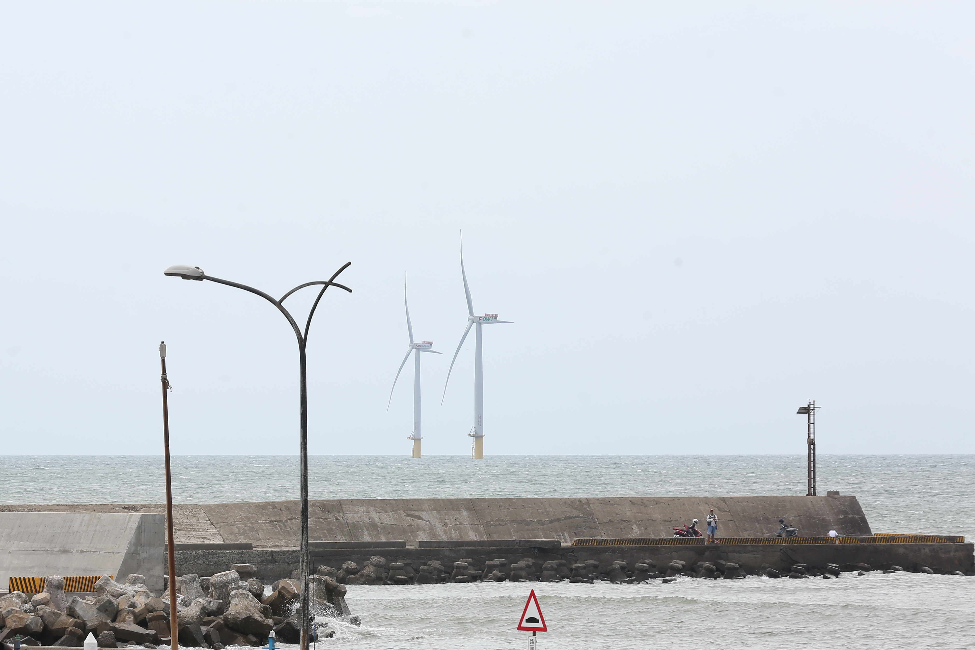台灣西部的海面上，目前有247座離岸風機完工運轉，儘管海葵颱風在台灣海峽2進2出本島，但247座風機依舊安然無損的聳立在海面上。（本刊資料照）