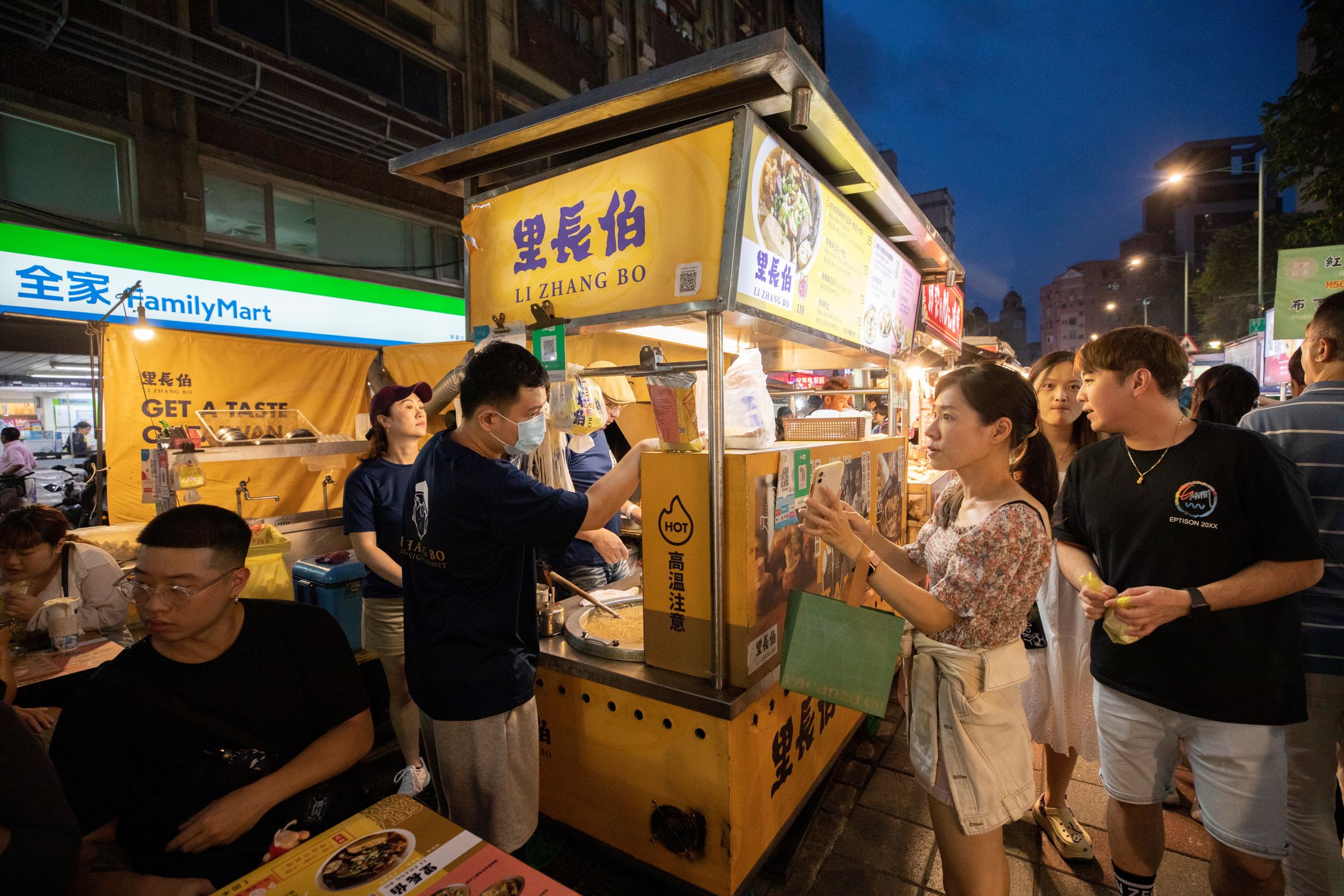里長伯麻辣臭豆腐從夜市路邊攤起家，做路邊攤生意最討厭下雨天，一旦下雨就要趕緊架起大傘跟遮雨棚。