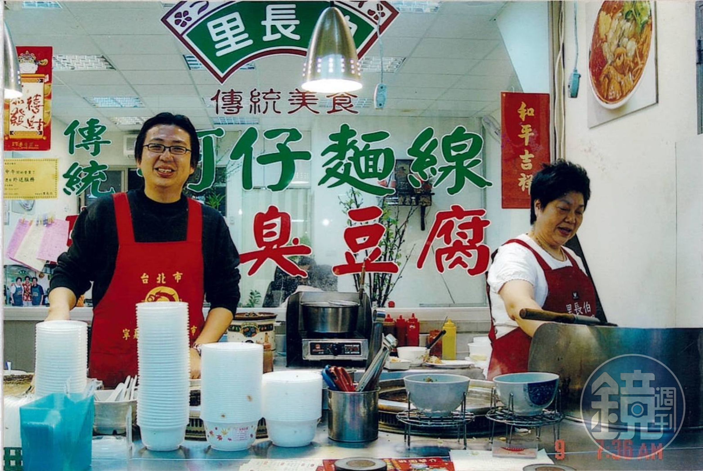 方寶銀(右)表示,大兒子李啟榮(左)性子溫和有耐性,比較能耐得住做吃的辛苦環境。(里長伯提供)