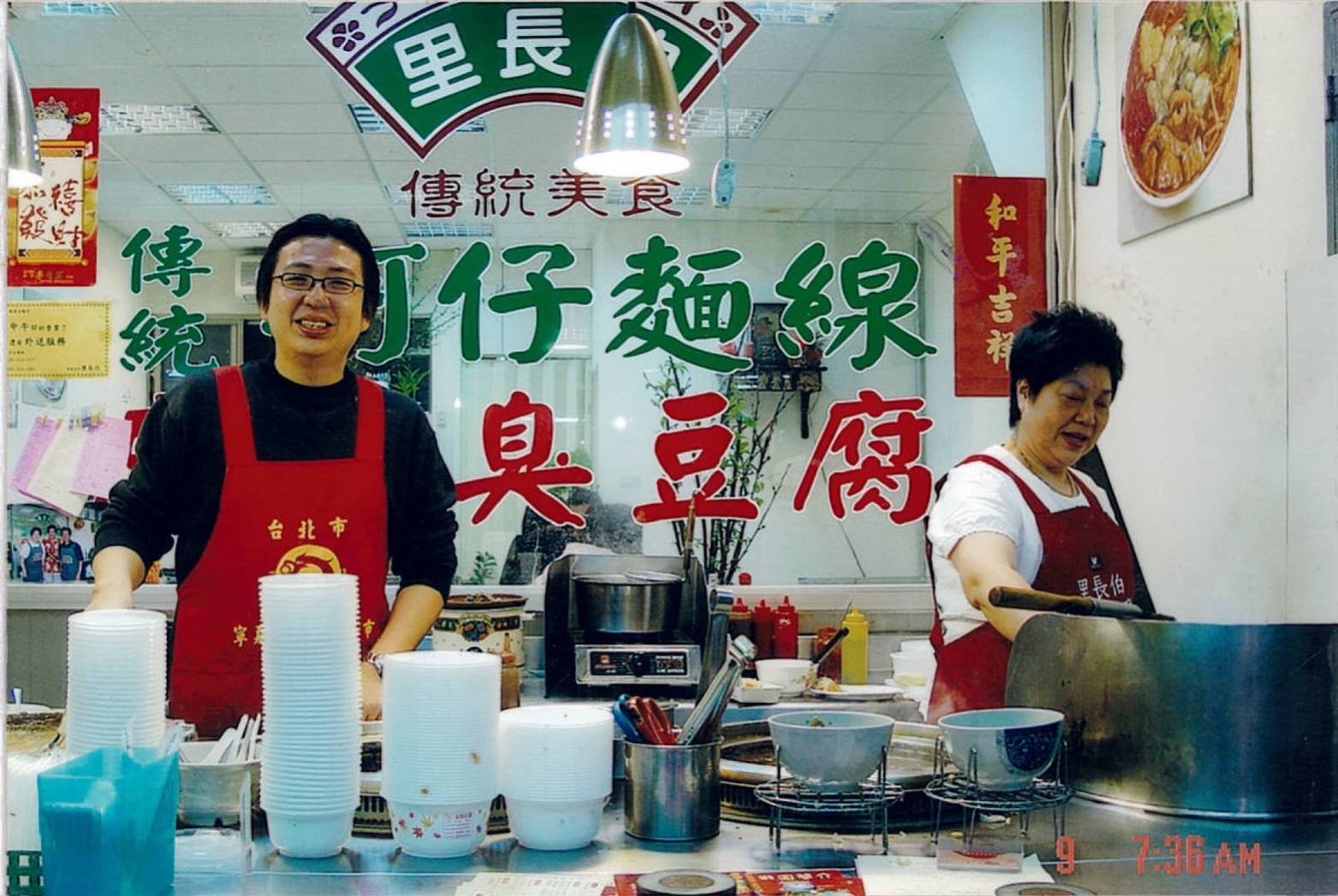 方寶銀(右)表示,大兒子李啟榮(左)性子溫和有耐性,比較能耐得住做吃的辛苦環境。(里長伯提供)