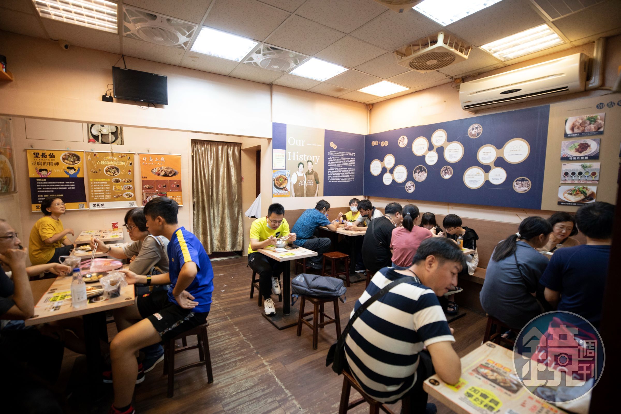 餐點多元的店面，內有冷氣、用餐環境較好，經過一段時間的發酵，排隊人潮開始聚集。