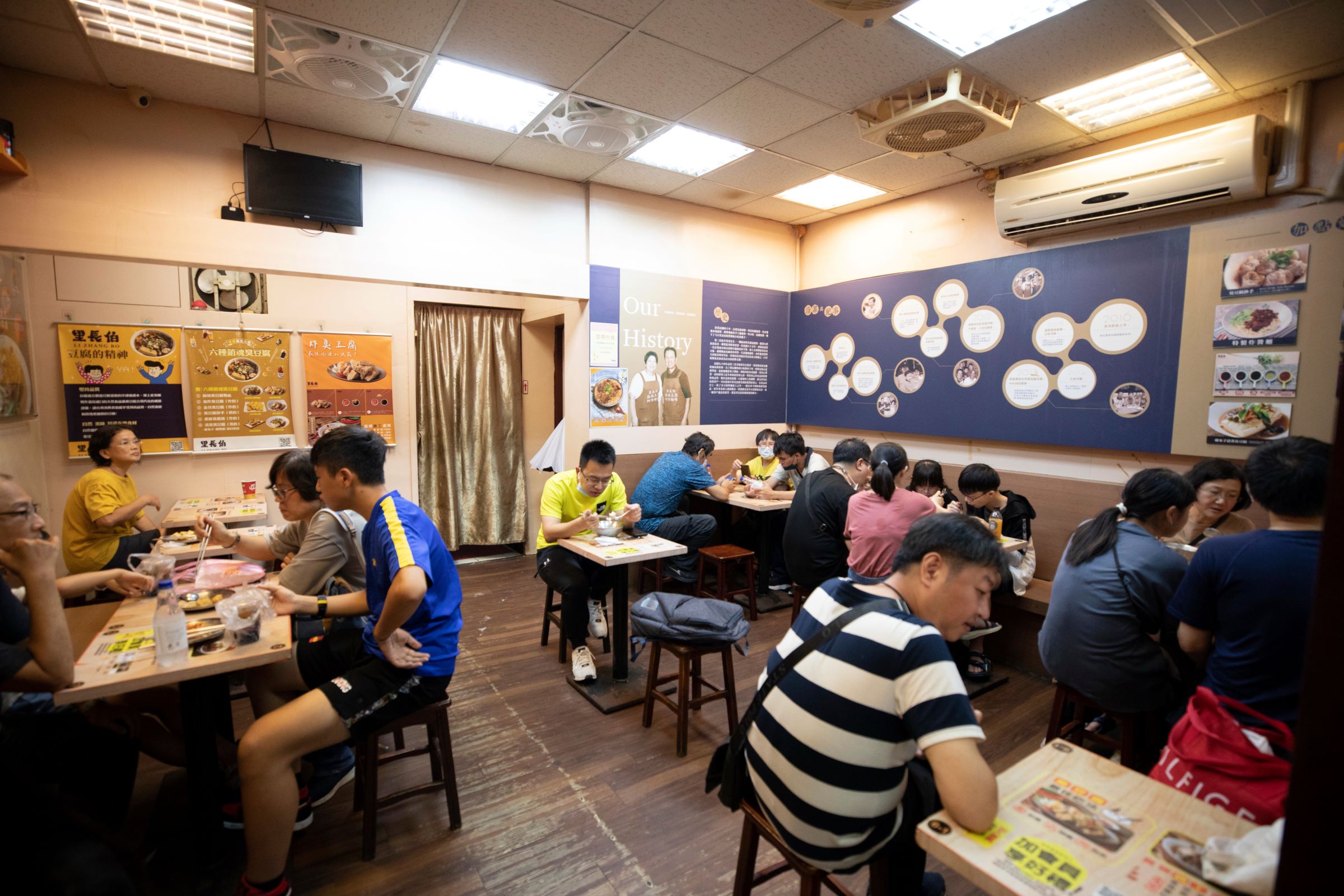 餐點多元的店面,內有冷氣、用餐環境較好,經過一段時間的發酵,排隊人潮開始聚集。