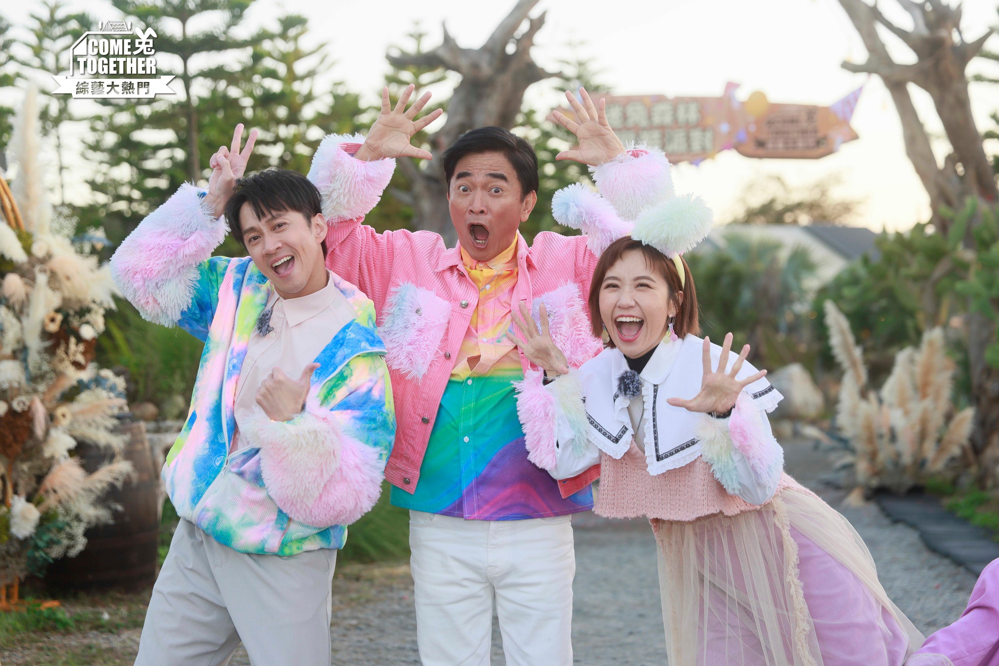 吳宗憲與Lulu（黃路梓茵）、陳漢典主持的《綜藝大熱門》，和與女兒Sandy（吳姍儒）主持的《小明星大跟班》都一同入圍。（翻攝自臉書）