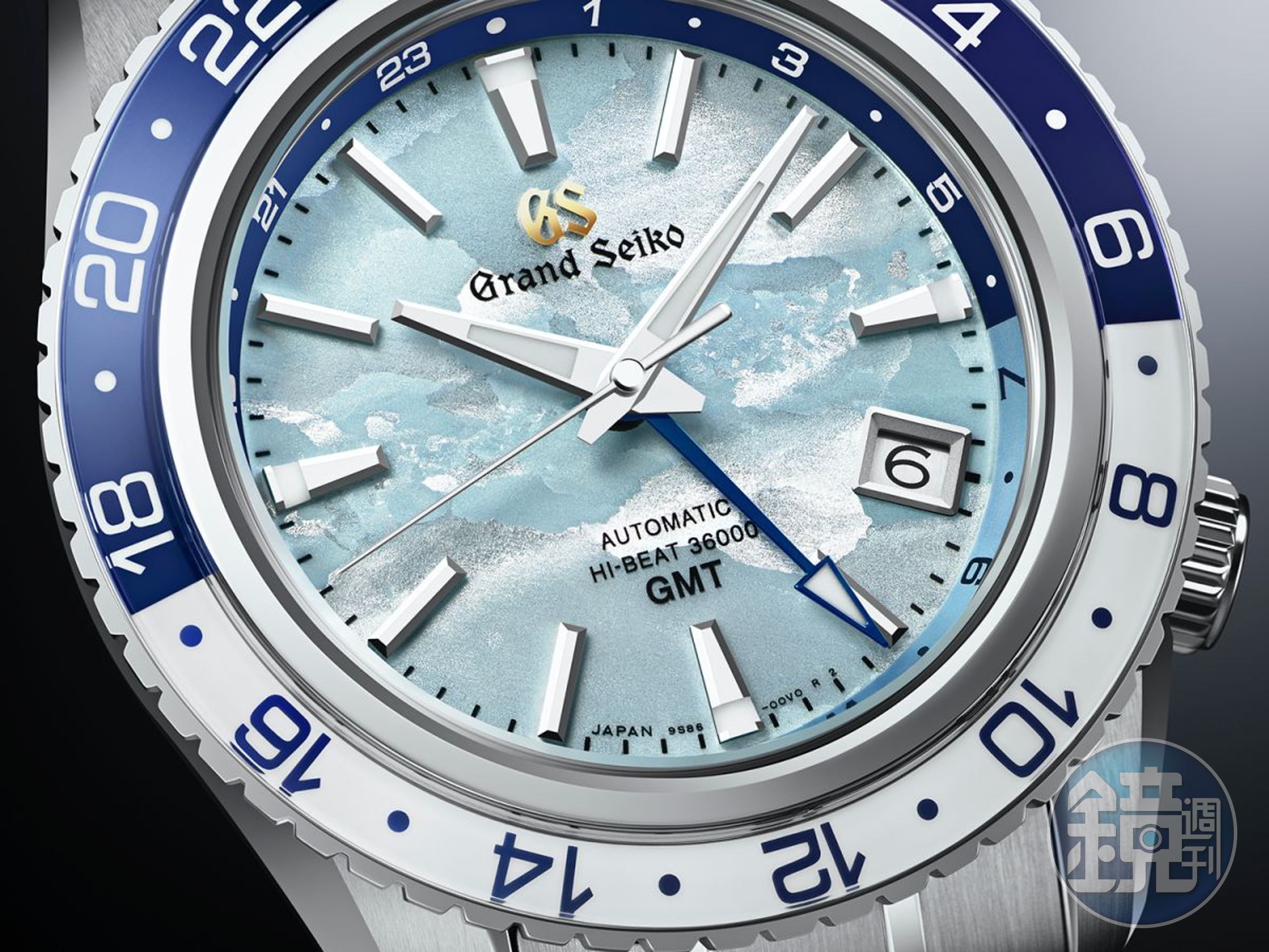 Grand Seiko 9S機芯25週年GMT SBGJ275限量錶款，其「雲海面盤」的靈感取自岩手山的晴空，從Grand Seiko雫石工坊遠眺的黎明景緻。