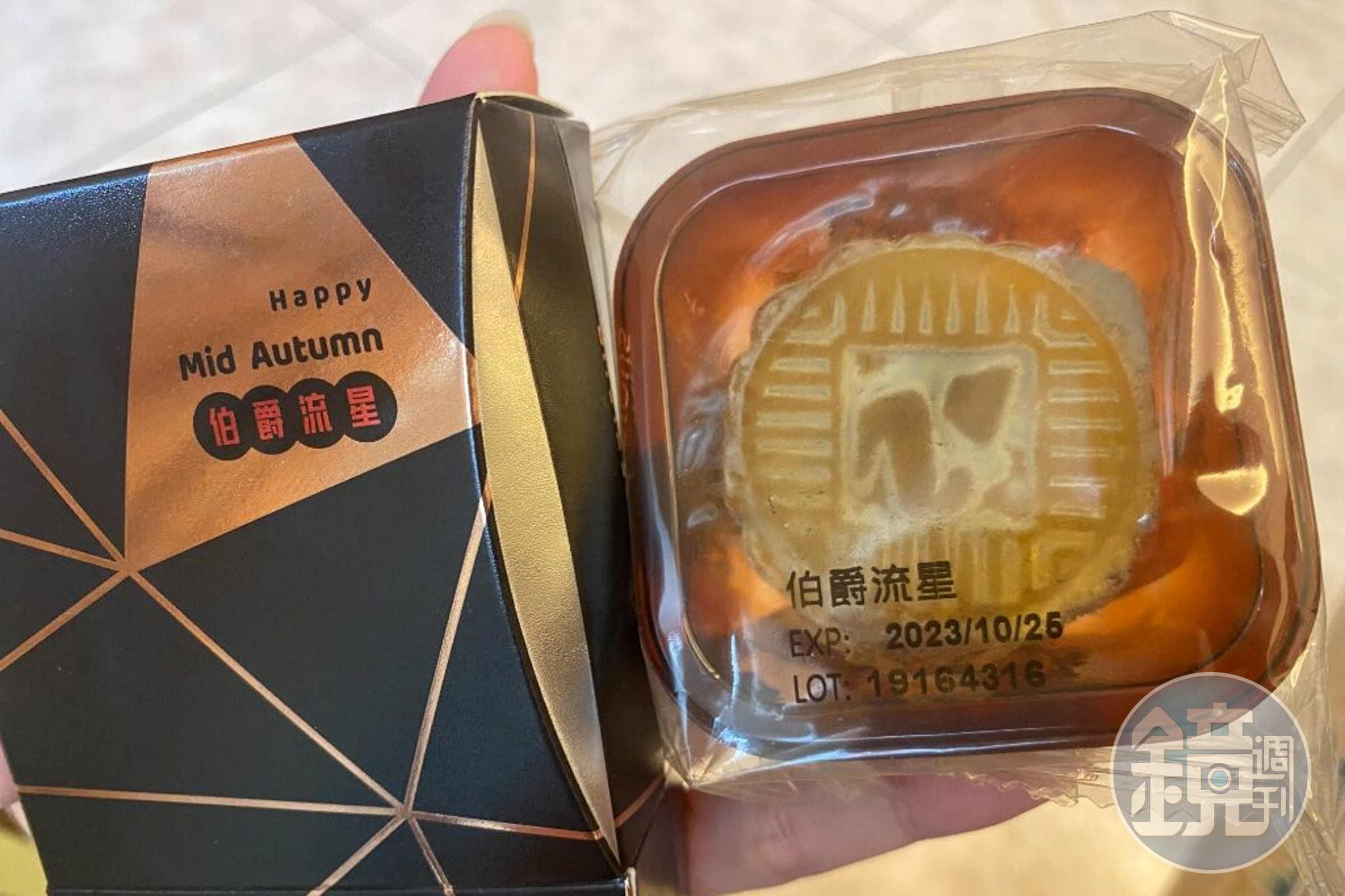 館長電商推出的月餅禮盒,被買家發現明明未達效期卻嚴重發霉。(翻攝自噗浪)