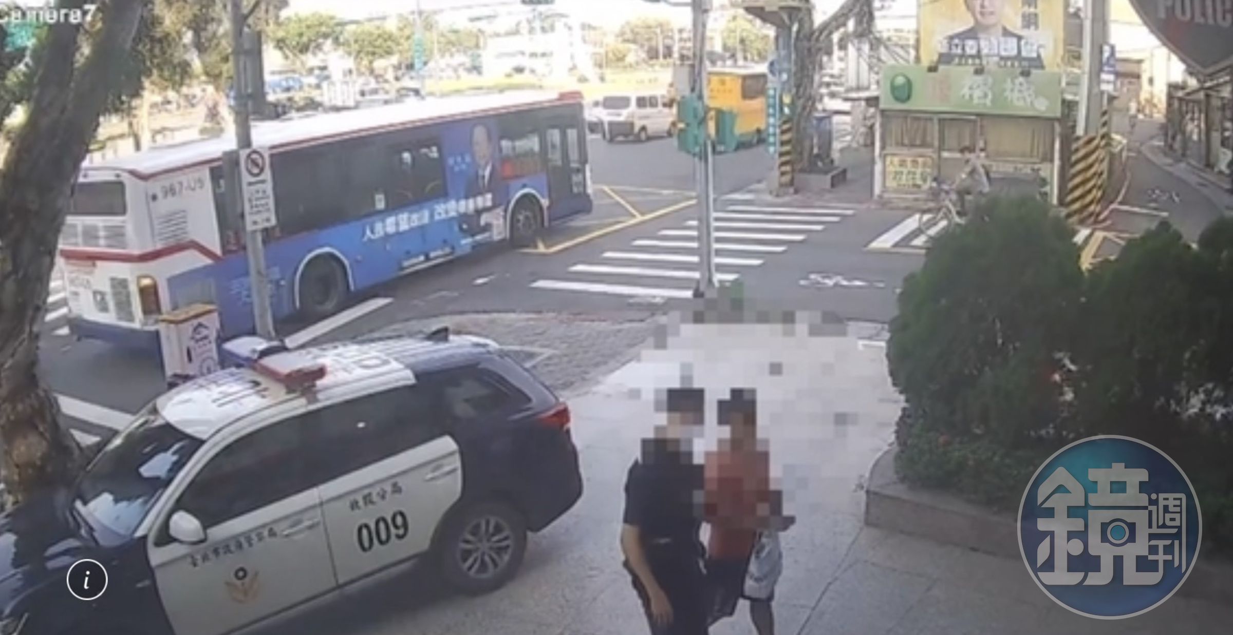 巡邏警方眼尖認出從公車下車的江男就是剪刀怪客，將他帶回偵辦。（翻攝畫面）