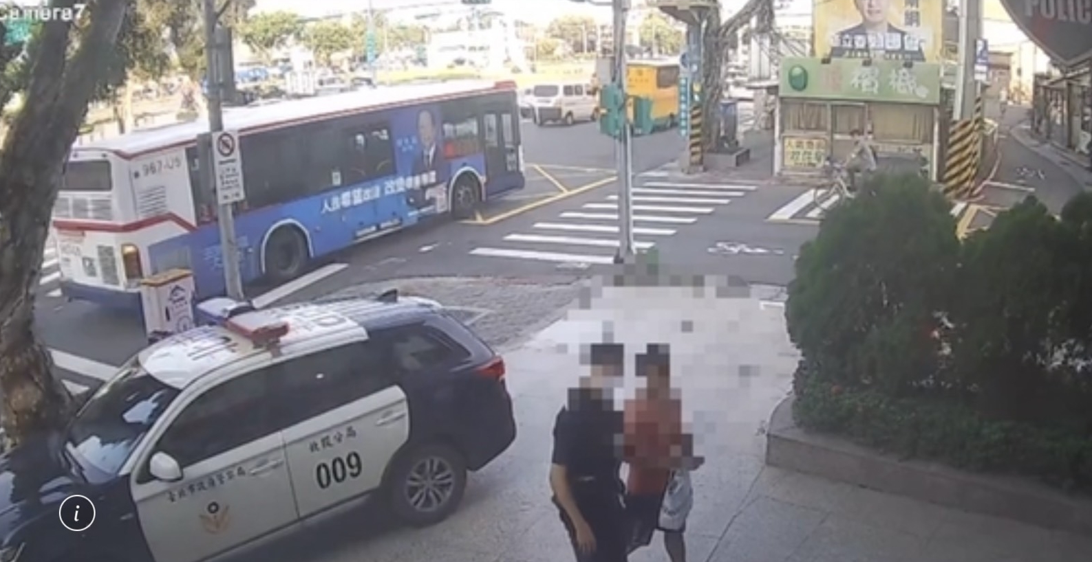 巡邏警方眼尖認出從公車下車的江男就是剪刀怪客，將他帶回偵辦。（翻攝畫面）