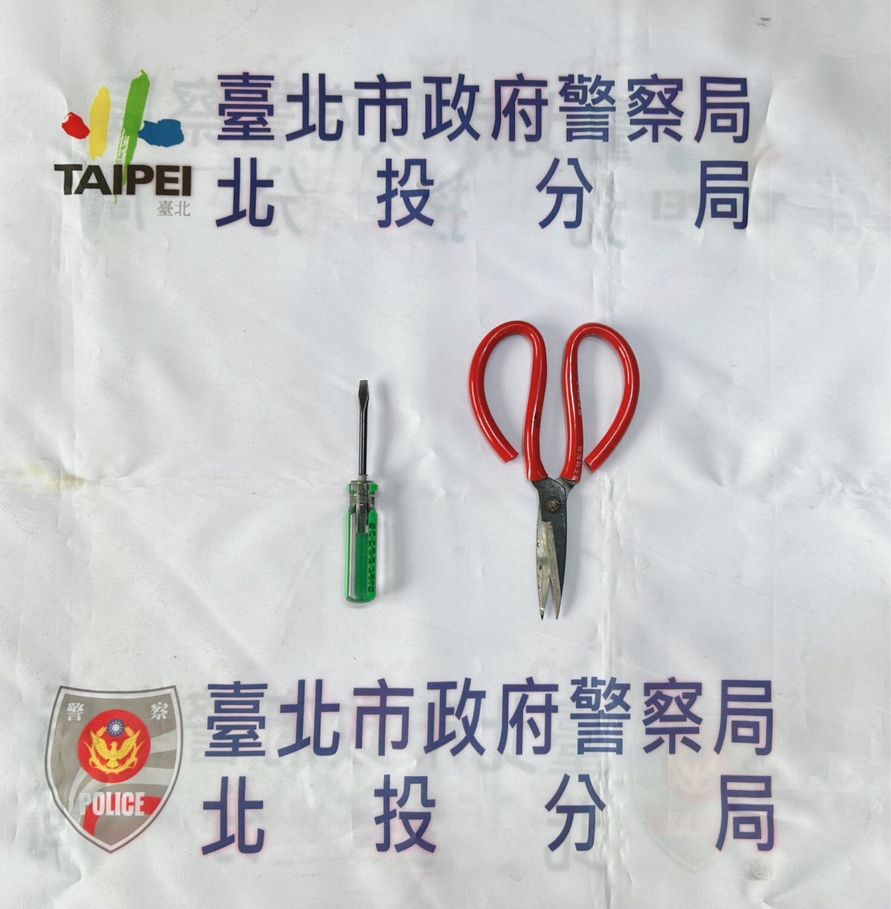 警方在江男包包裡起出剪刀及螺絲起子。（警方提供）