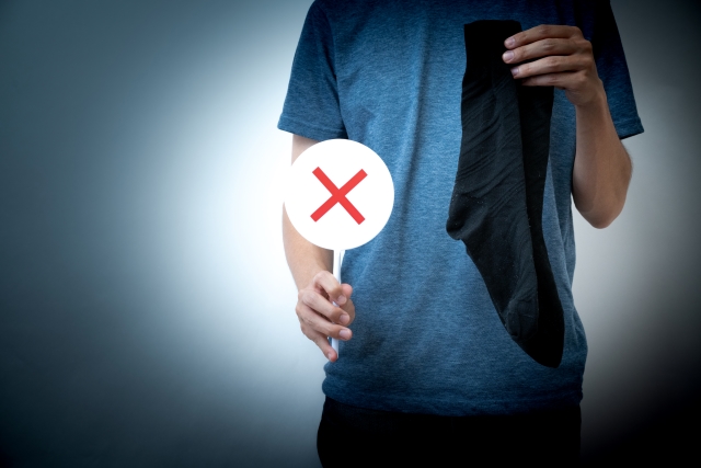 千萬不要把穿了整天的臭襪子穿到床上，避免感染「蟑螂細菌」。（示意圖，photoAC）