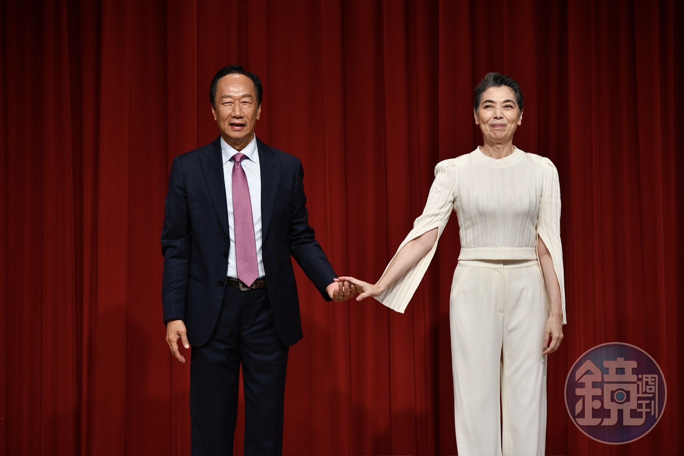 郭台銘(左)今宣布由賴佩霞(右)擔任副手。