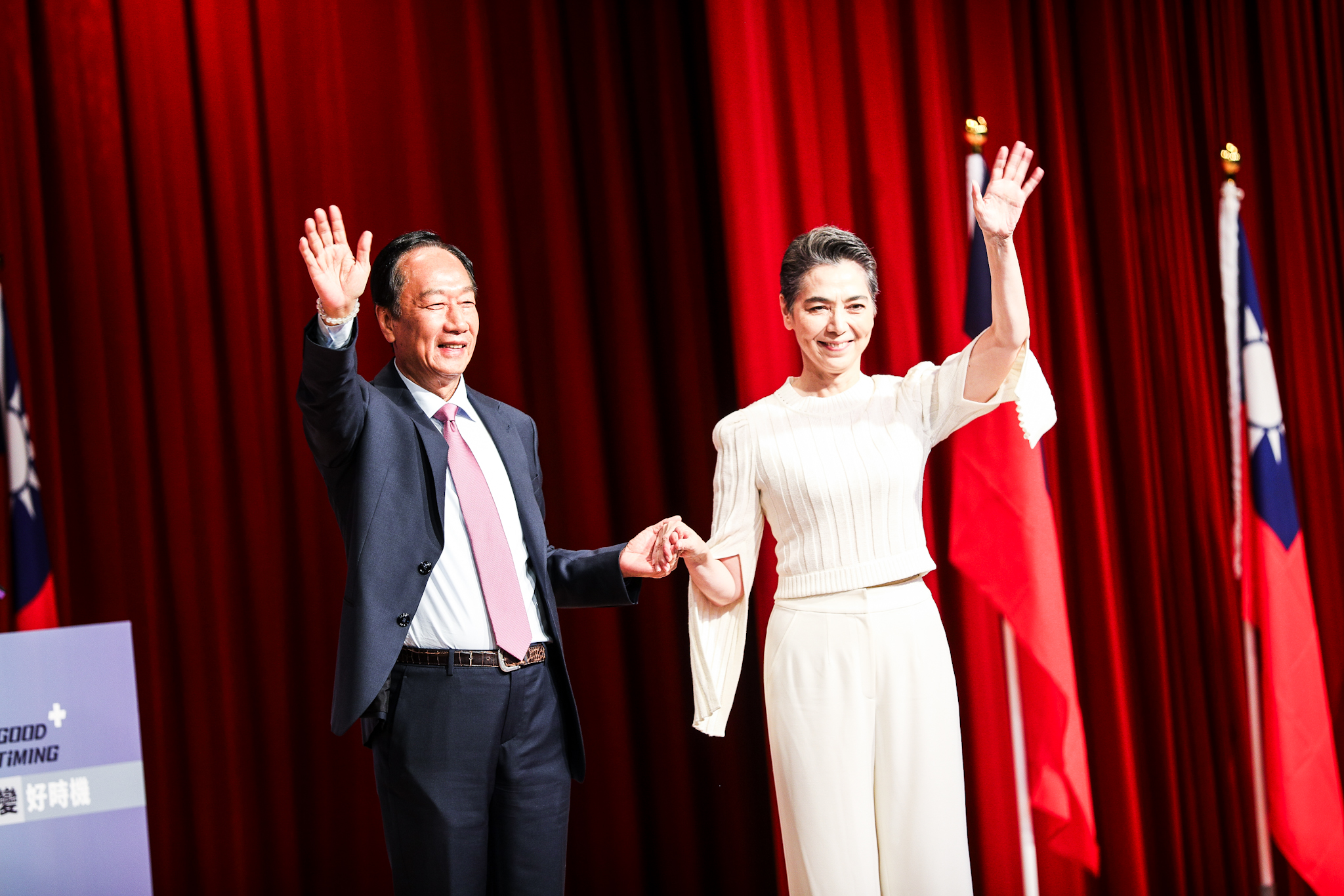 郭台銘（左）今宣布找來資深女星賴佩霞（右）搭檔，因此引發外界熱議。