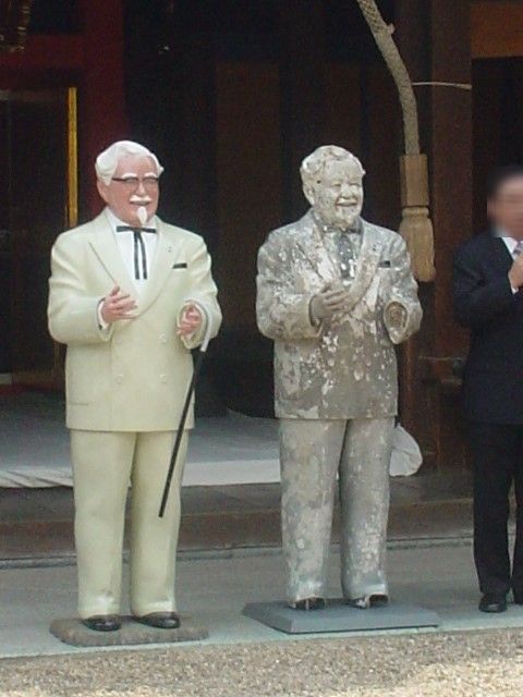1985年受害肯德基爺爺(右)修復完成後,與新的肯德基爺爺(左)相見歡。(翻攝自推特@kimuisa)
