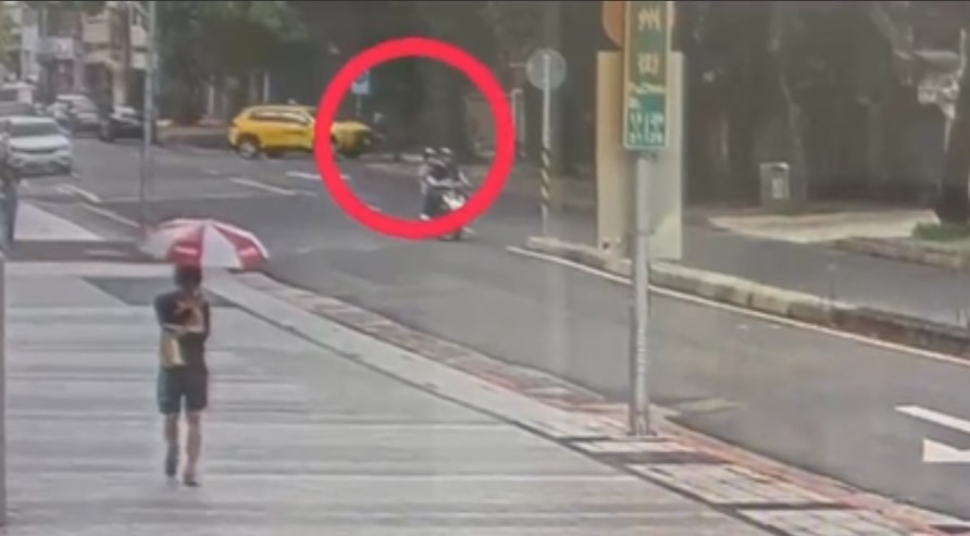 婦人穿越馬路時，遭左轉的計程車撞倒。（翻攝畫面）