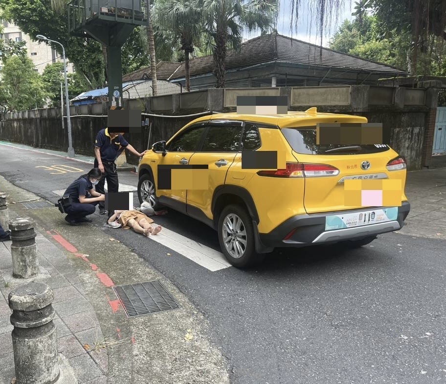 婦人被撞倒後躺臥在車輪旁，所幸沒有大礙。（翻攝畫面）