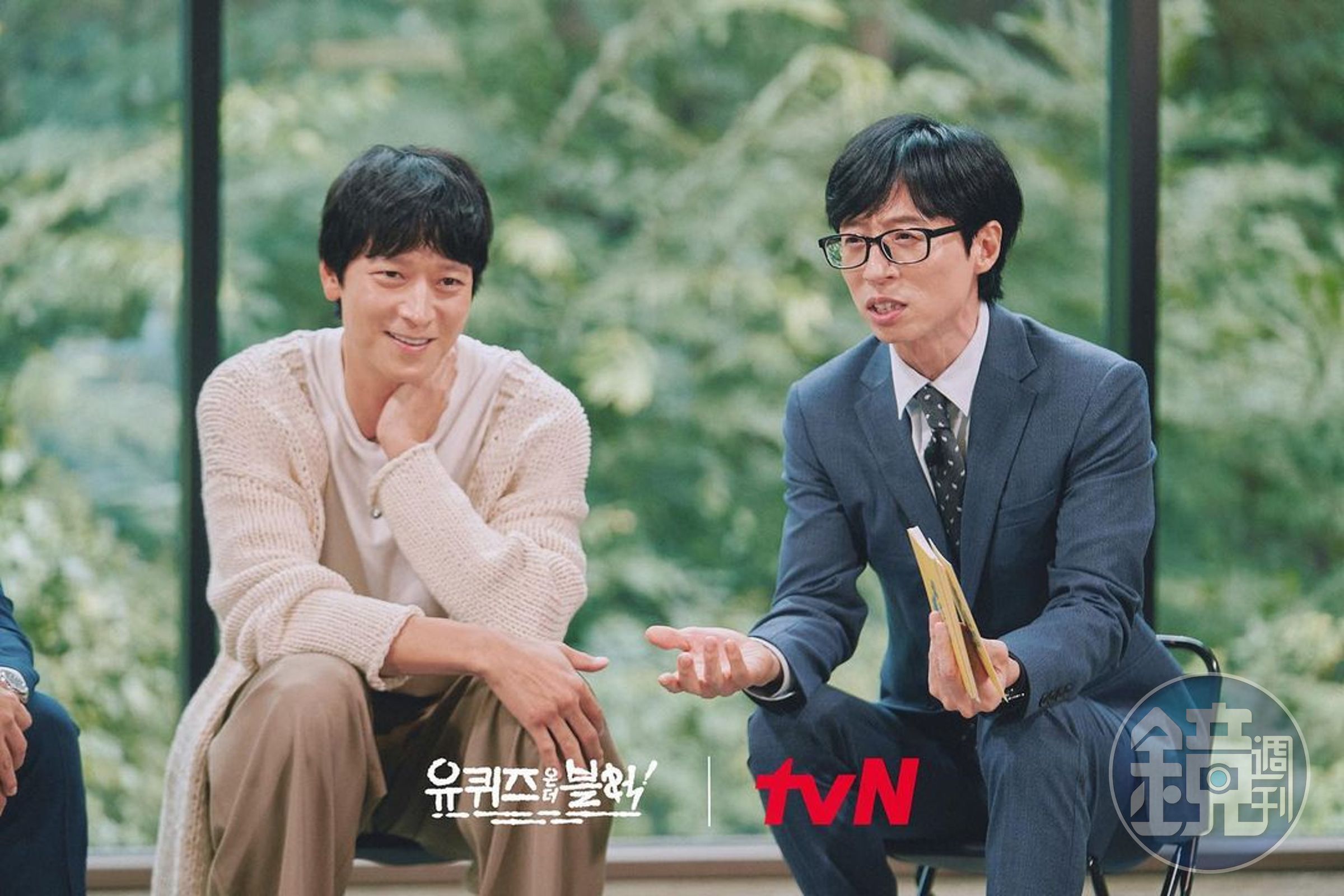 姜棟元（左）上劉在錫主持的《劉QUIZ ON THE BLOCK》作客，聊到與姊姊的互動。（翻攝自《劉QUIZ ON THE BLOCK》官方Instagram）