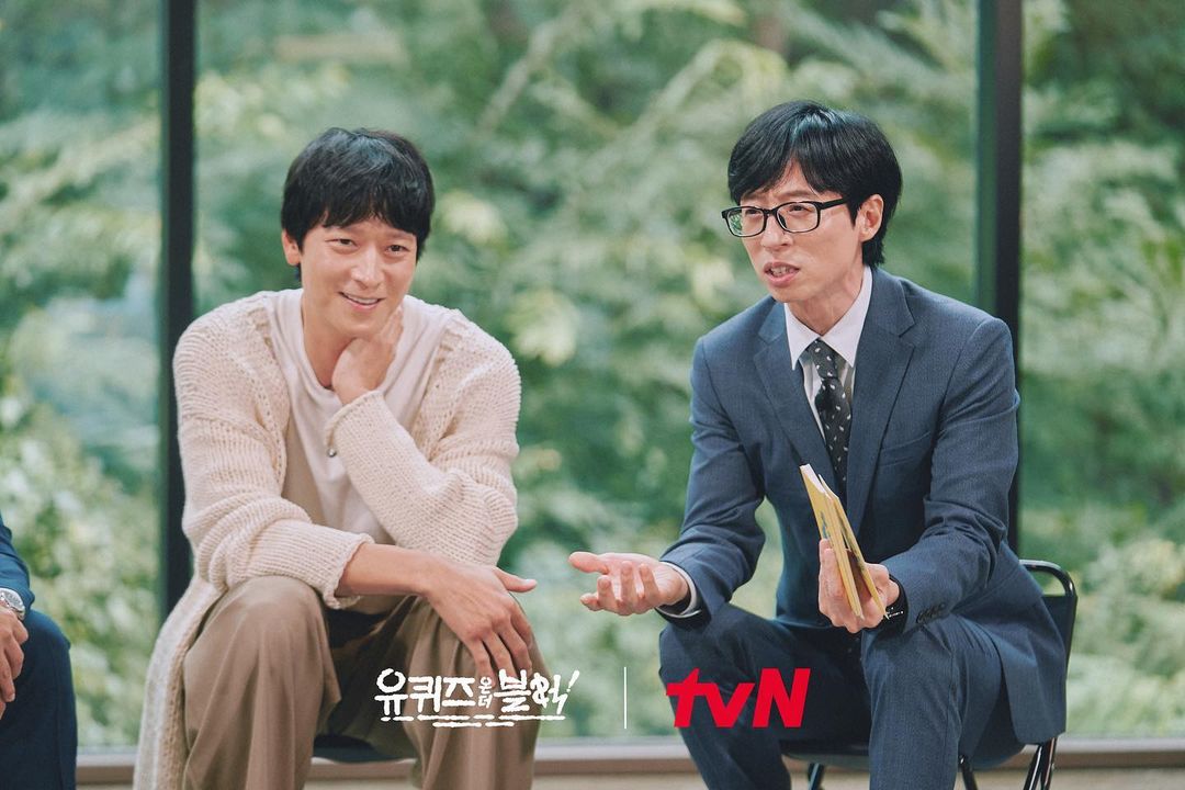 姜棟元（左）上劉在錫主持的《劉QUIZ ON THE BLOCK》作客，聊到與姊姊的互動。（翻攝自《劉QUIZ ON THE BLOCK》官方Instagram）