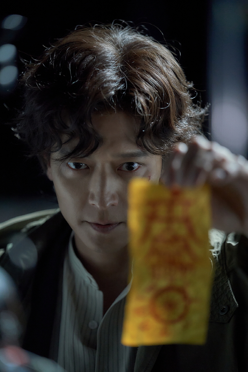 姜棟元在新片《附身》飾演一名假驅魔師。（車庫娛樂提供）