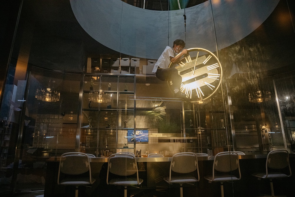 男主角盧廣仲吊鋼絲搞笑演出。(華映娛樂提供)