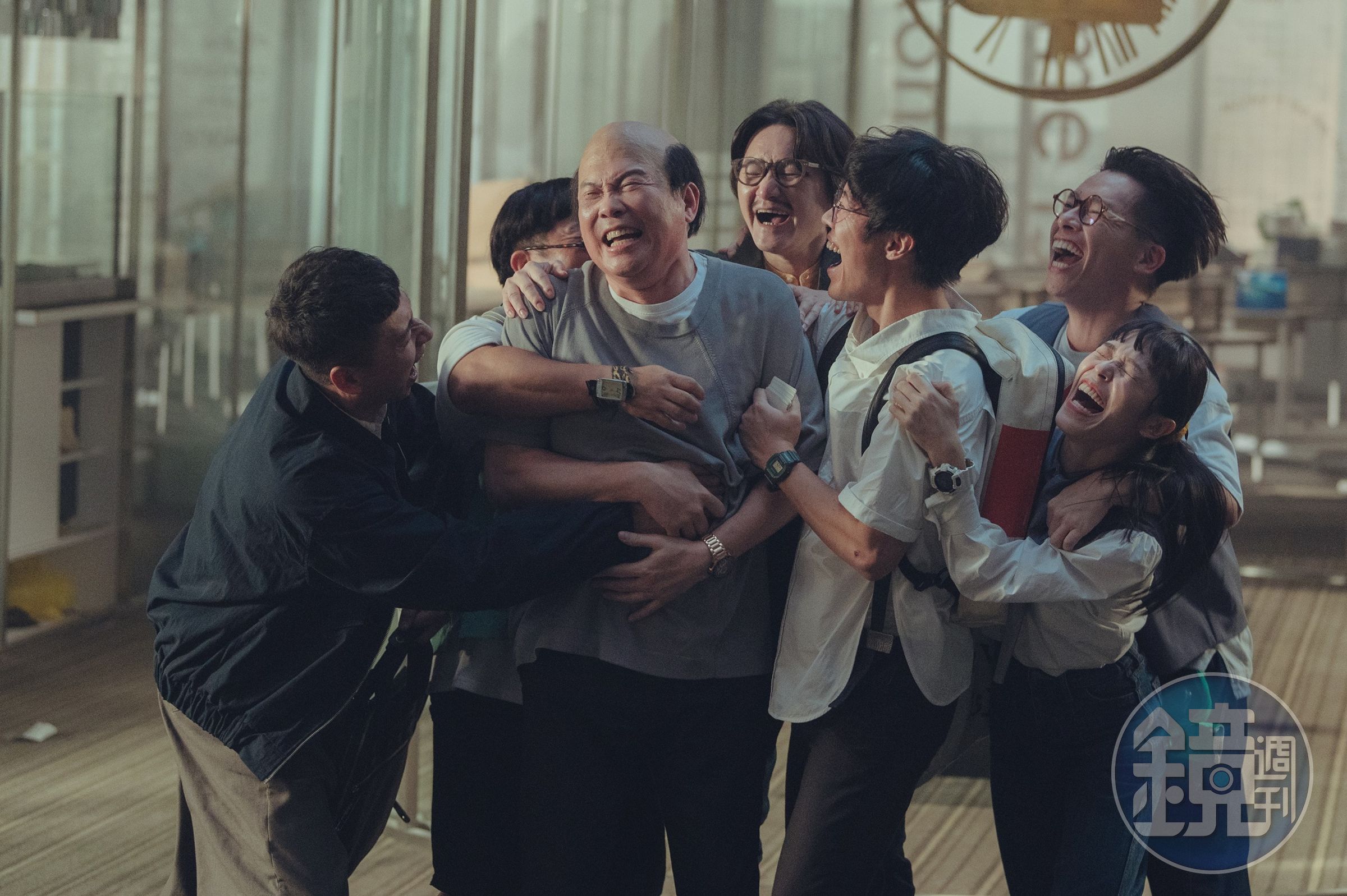 《他馬克老闆》挑選眾多演員詮釋原著角色，前排左起為鄭人碩、曾國城、盧廣仲。（華映娛樂提供）
