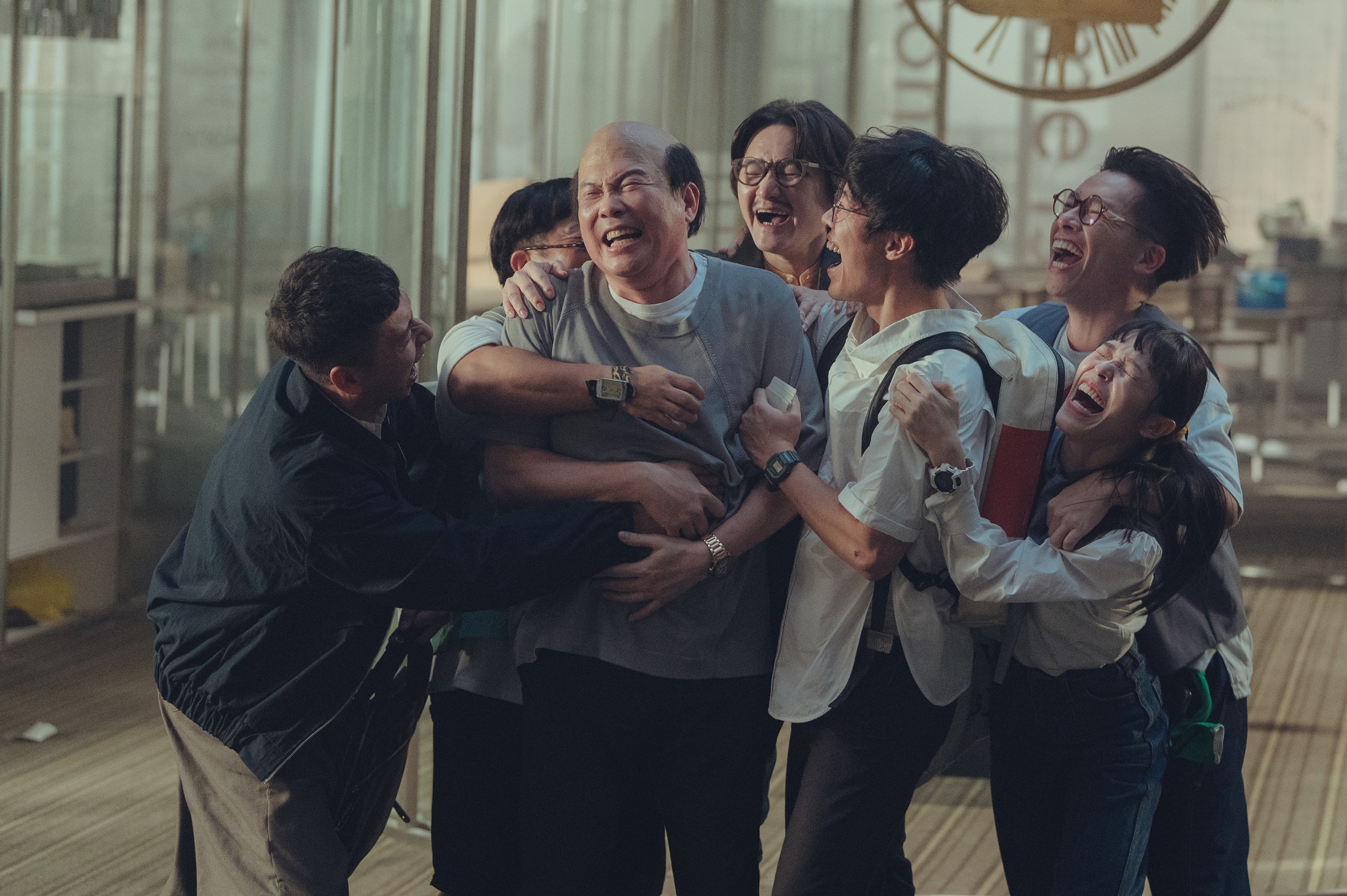 《他馬克老闆》挑選眾多演員詮釋原著角色，前排左起為鄭人碩、曾國城、盧廣仲。（華映娛樂提供）