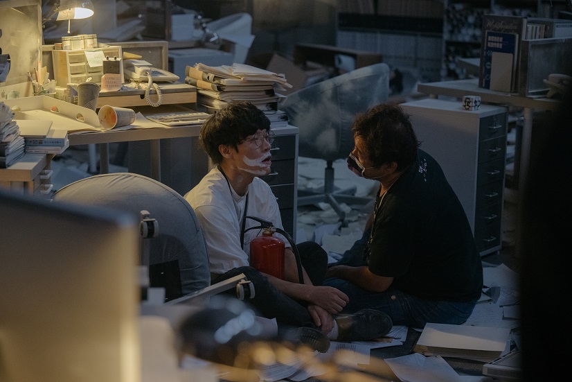 導演瞿友寧（左）與男主角盧廣仲（右）在現場交換意見。（華映娛樂提供）