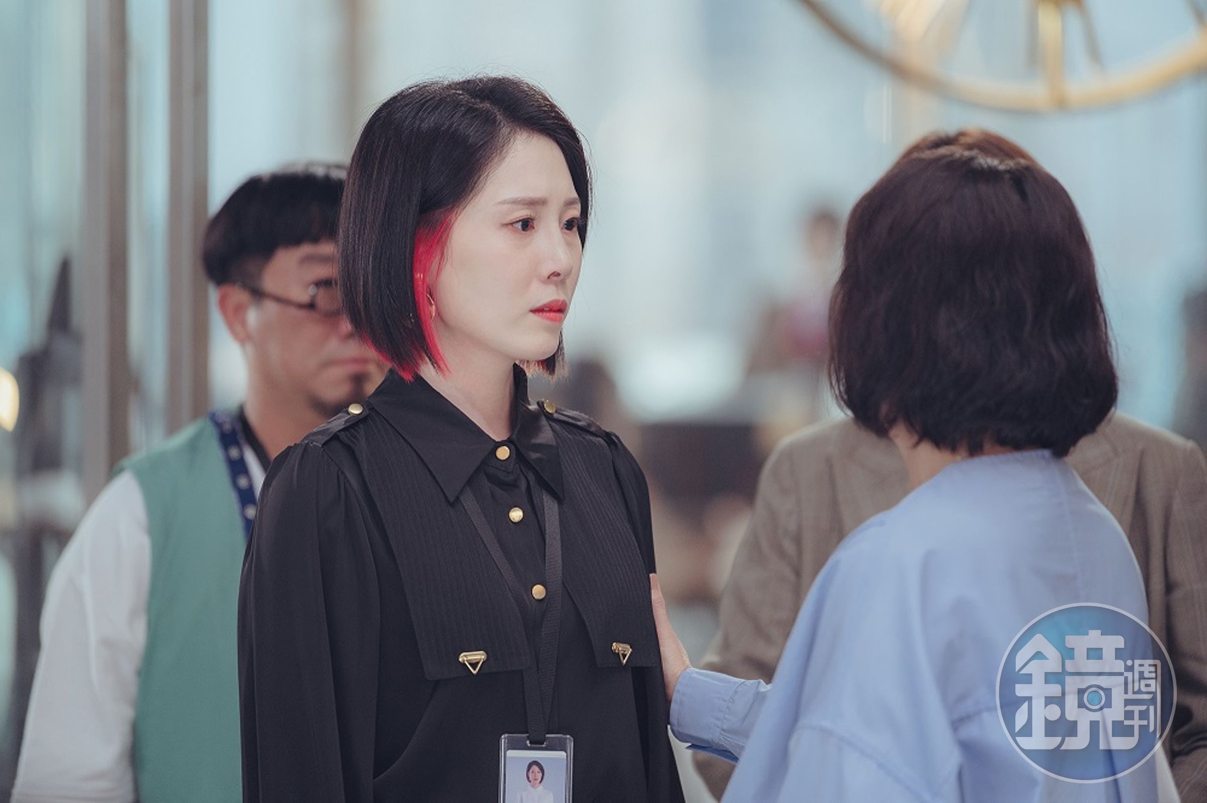 蔡亘晏（中）扮演強悍女主管Rita。（華映娛樂提供）