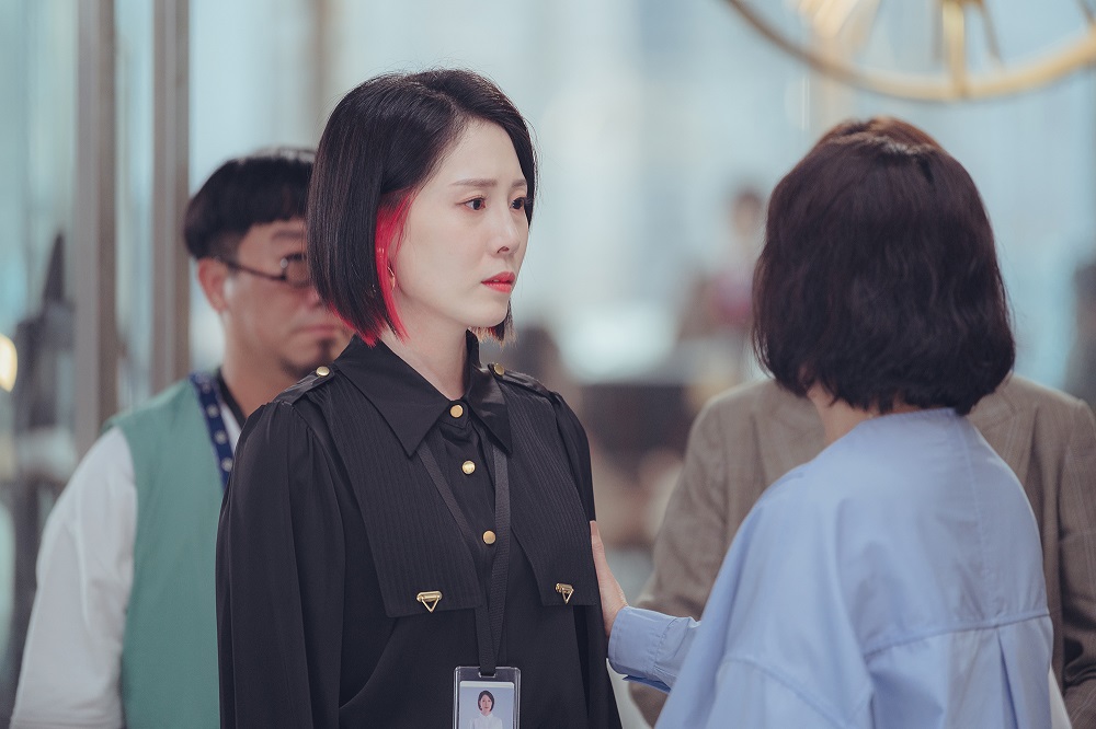 蔡亘晏（中）扮演強悍女主管Rita。（華映娛樂提供）