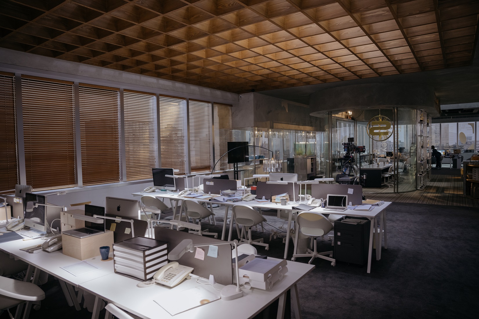 棚內搭設的豪華辦公室連窗外景觀都很講究。（華映娛樂提供）