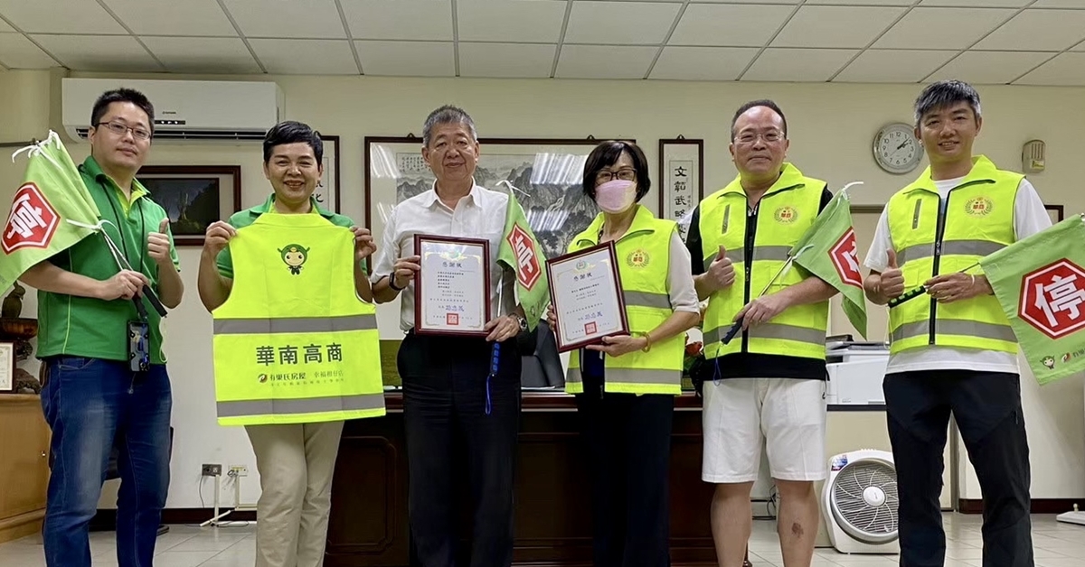 為強化校園交通安全,有巢氏房屋嘉南區經管會發揮企業力量,已贊助用品方式支援學校導護工作。