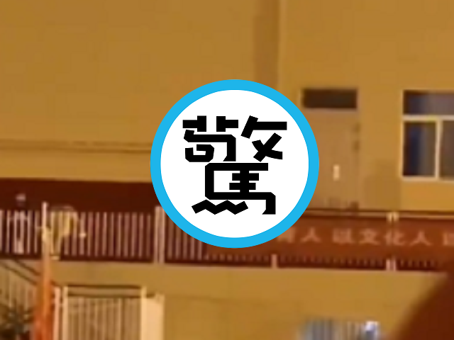 教官給女大生「軍訓」台上活春宮！全校師生在操場圍觀嗨叫。（翻自《黑料網》）