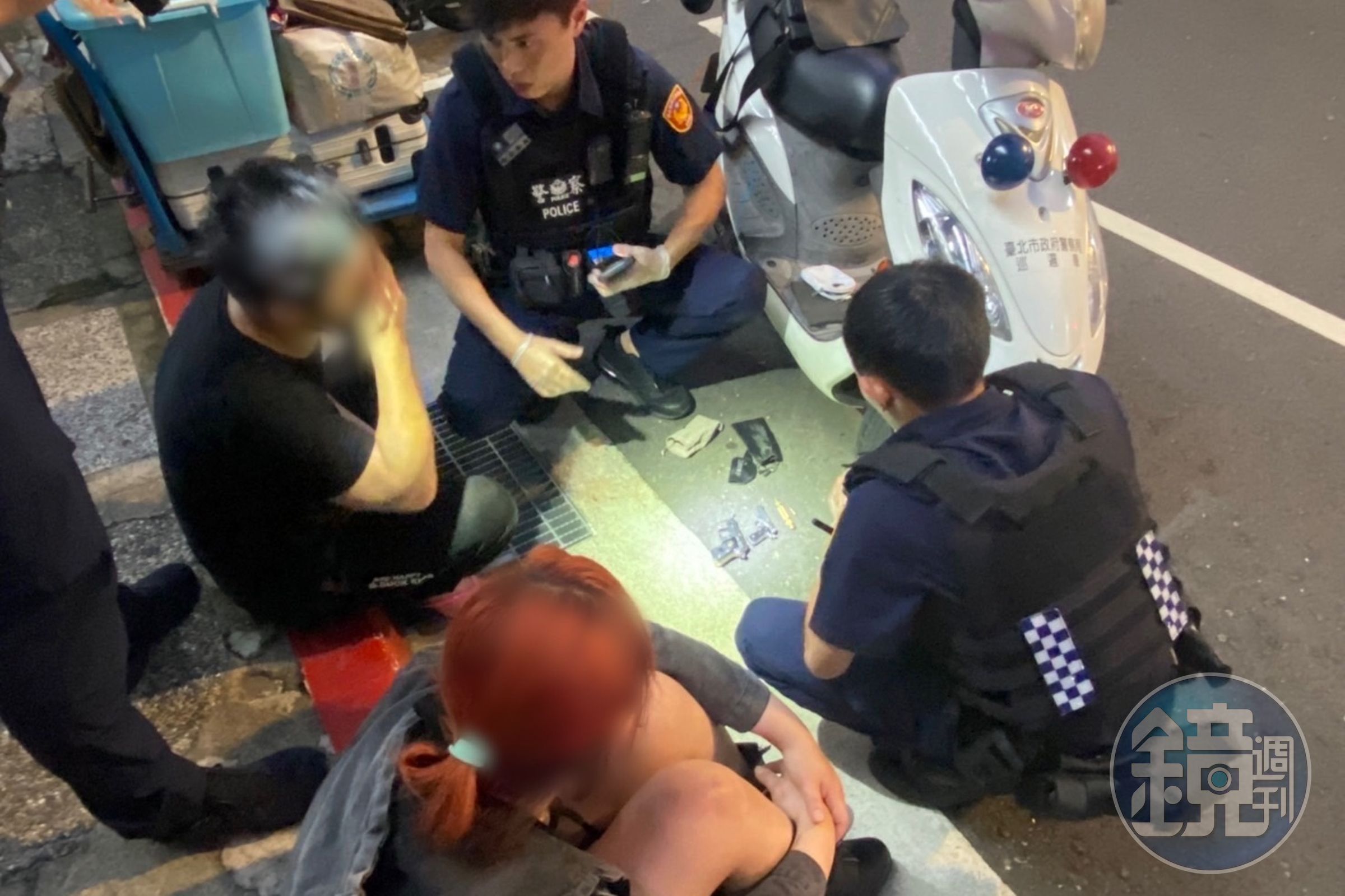 警方凌晨5點在西門町攔查張男及其前妻，在張男包內起獲槍彈。（翻攝畫面）