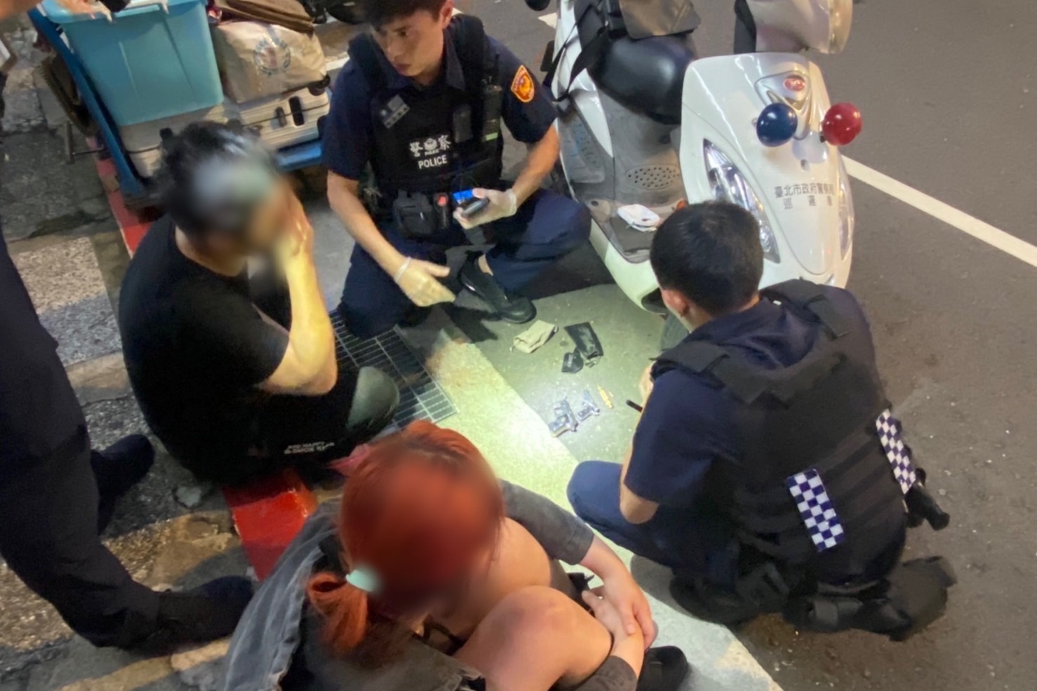 警方凌晨5點在西門町攔查張男及其前妻，在張男包內起獲槍彈。（翻攝畫面）