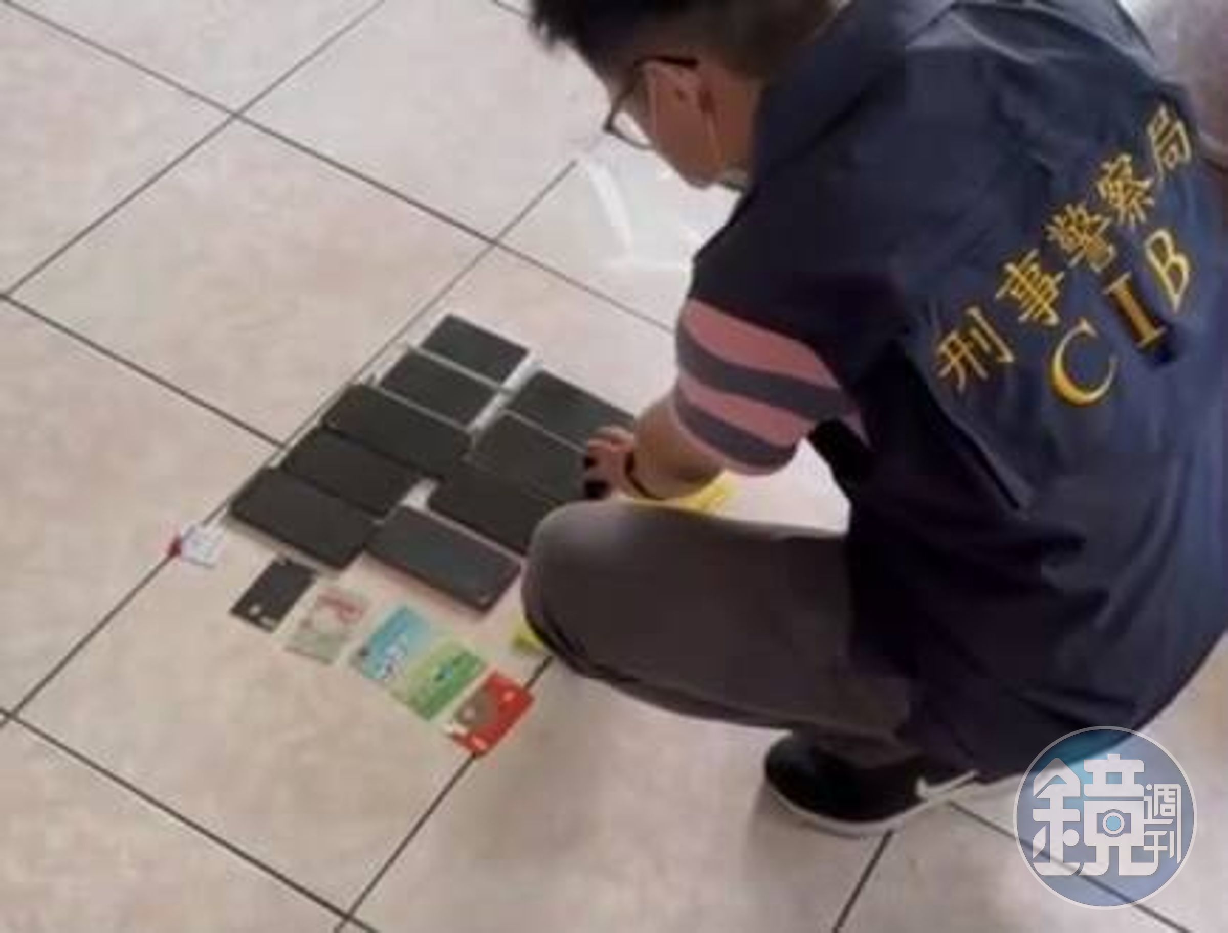 中打破獲境外勢力操縱的總統賭盤，查扣2名在台組頭的帳戶、手機等證物。（警方提供）