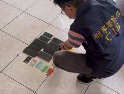 中打破獲境外勢力操縱的總統賭盤，查扣2名在台組頭的帳戶、手機等證物。（警方提供）