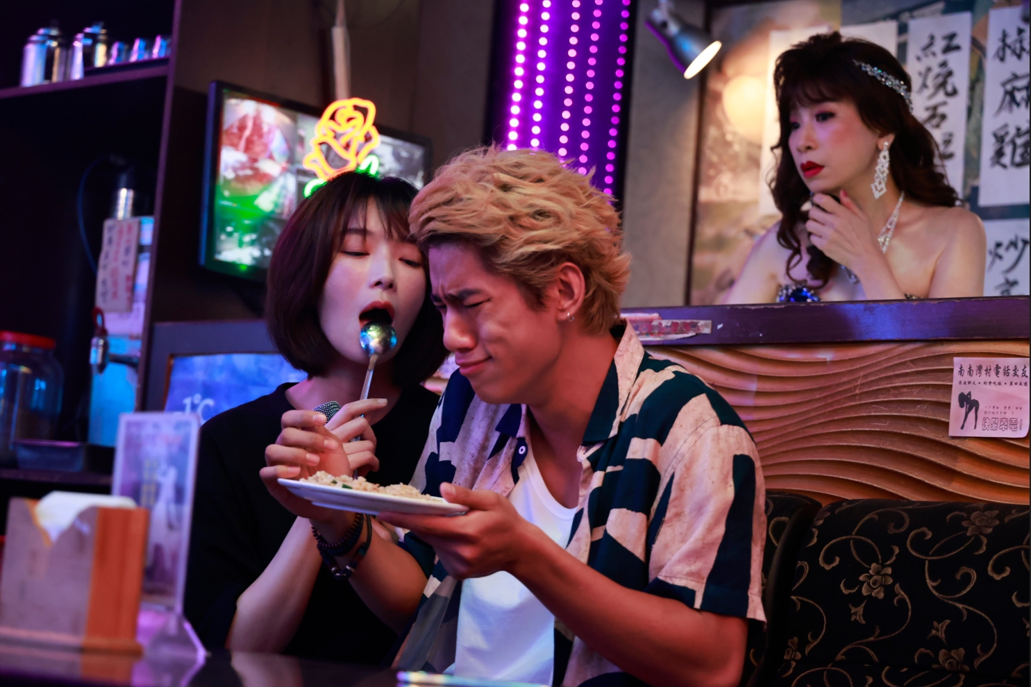 蔡淑臻(左)以《村裡來了個暴走女外科》問鼎第58屆金鐘獎戲劇節目女主角獎。(翻攝自臉書)