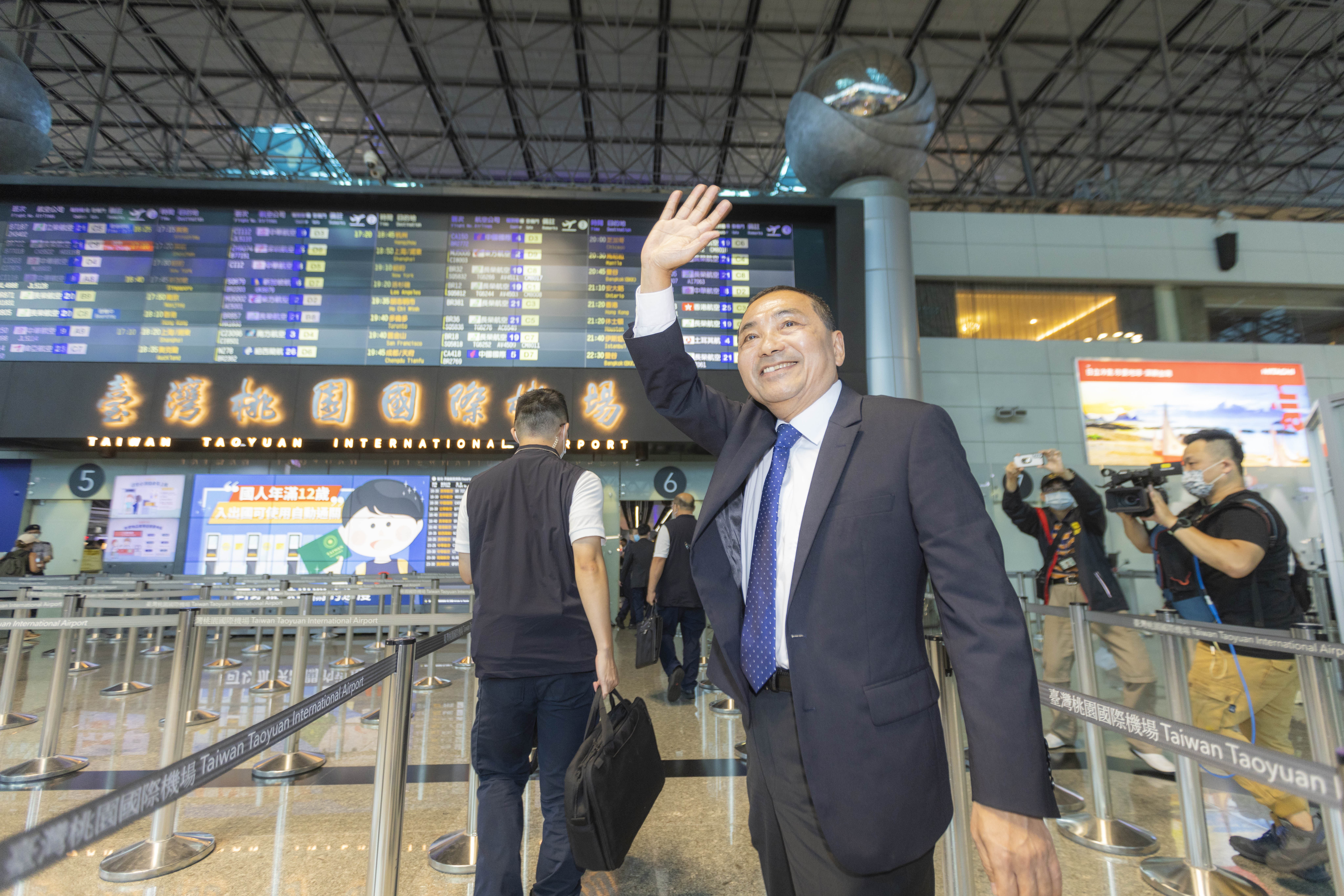 侯友宜啟航訪美，對郭台銘公布副手人選為女星賴佩霞一事沒有多談。（侯友宜競選辦公室提供）