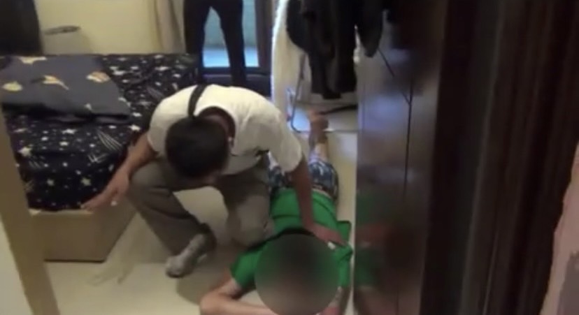 岡山警分局破獲假投資真詐財案件，逮捕主嫌和3名未成年車手。（翻攝畫面）