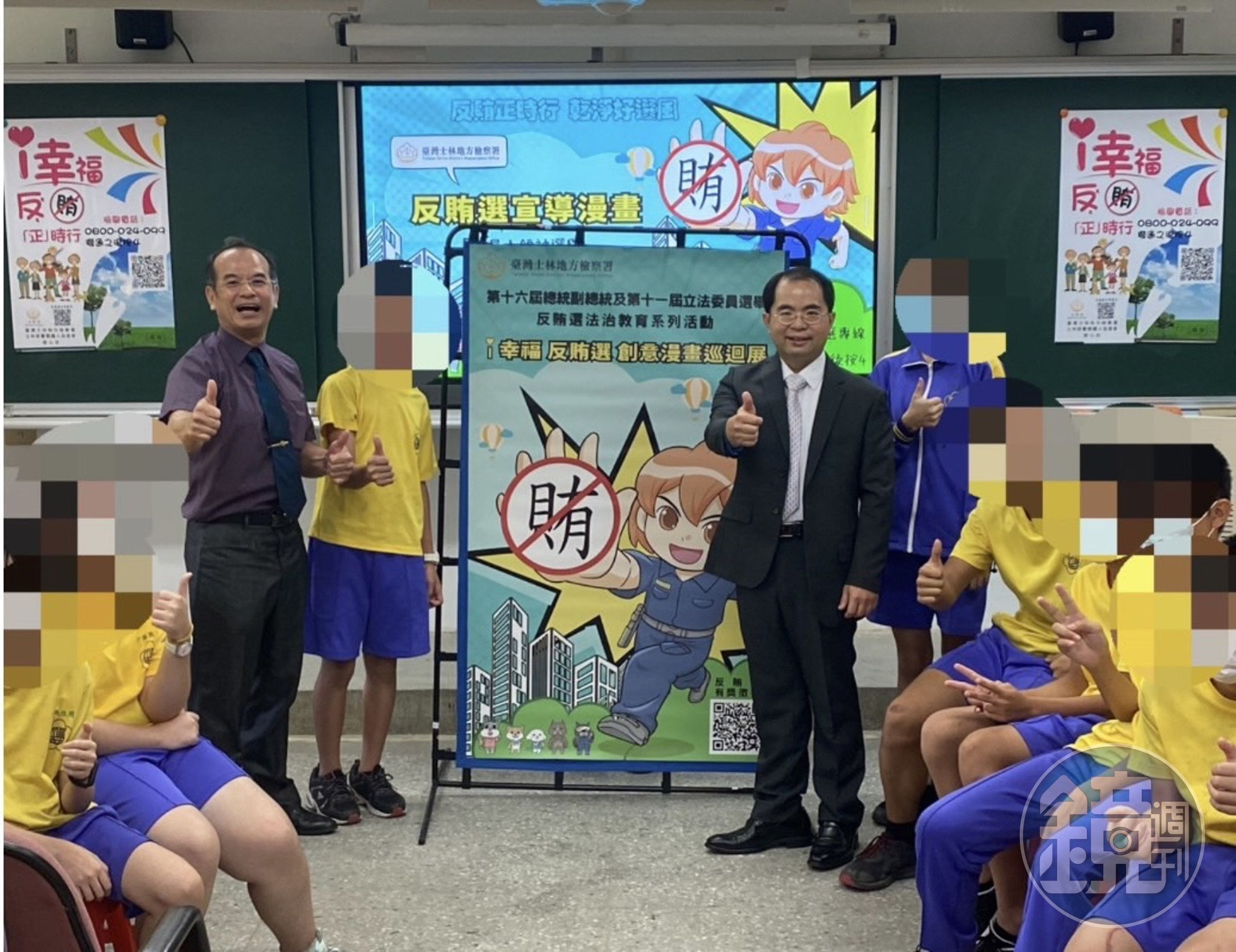 士林地檢署檢察長顏迺偉（右）親自到校園進行反賄選講座 。（士林地檢署提供）