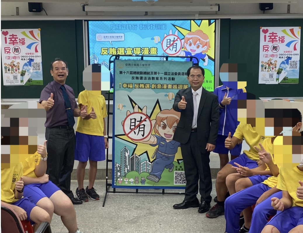 士林地檢署檢察長顏迺偉（右）親自到校園進行反賄選講座 。（士林地檢署提供）