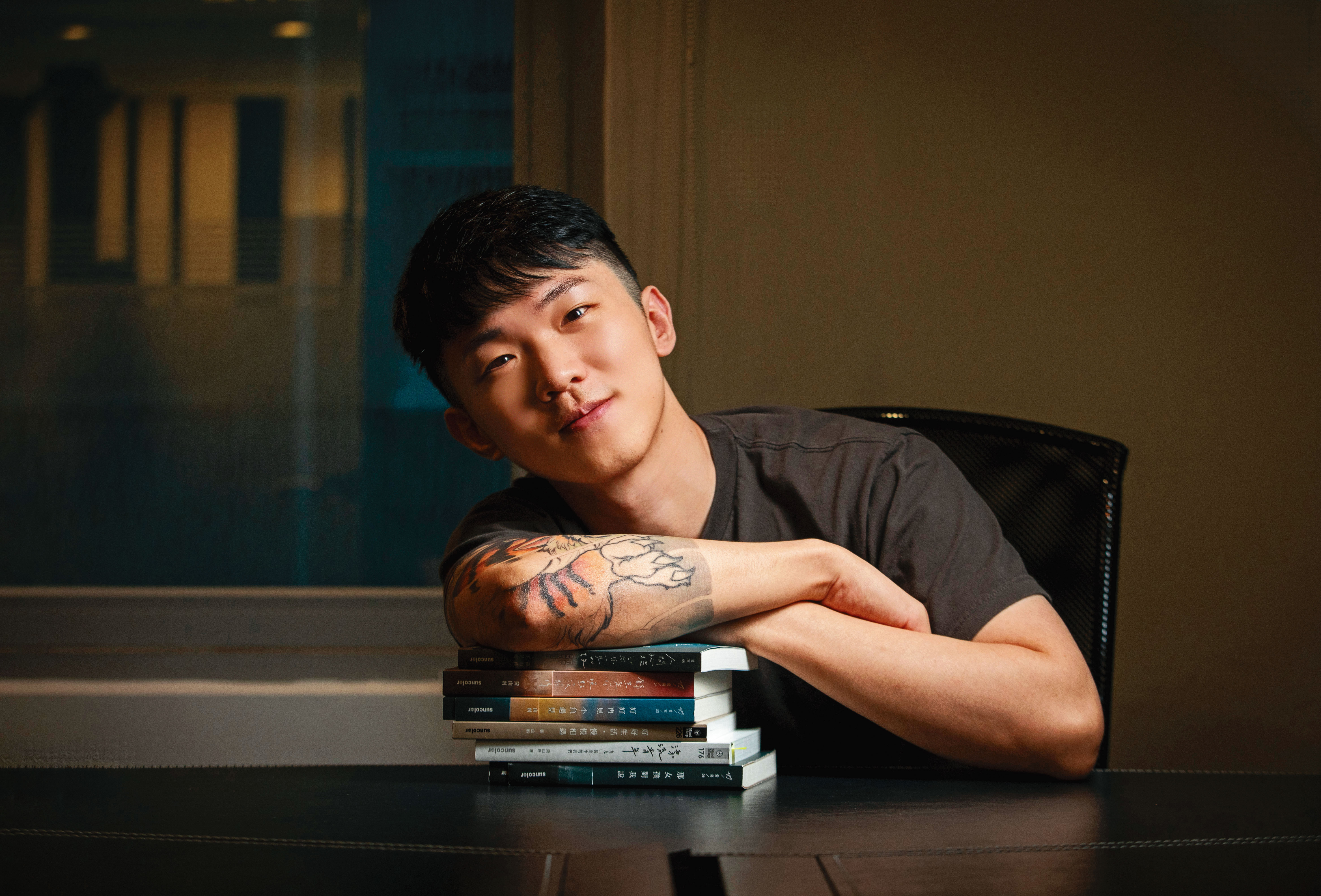 黃山料自2019年推《漂流青年》至今已出6本書，笑傲各大通路排行榜，是新世代的暢銷作家。