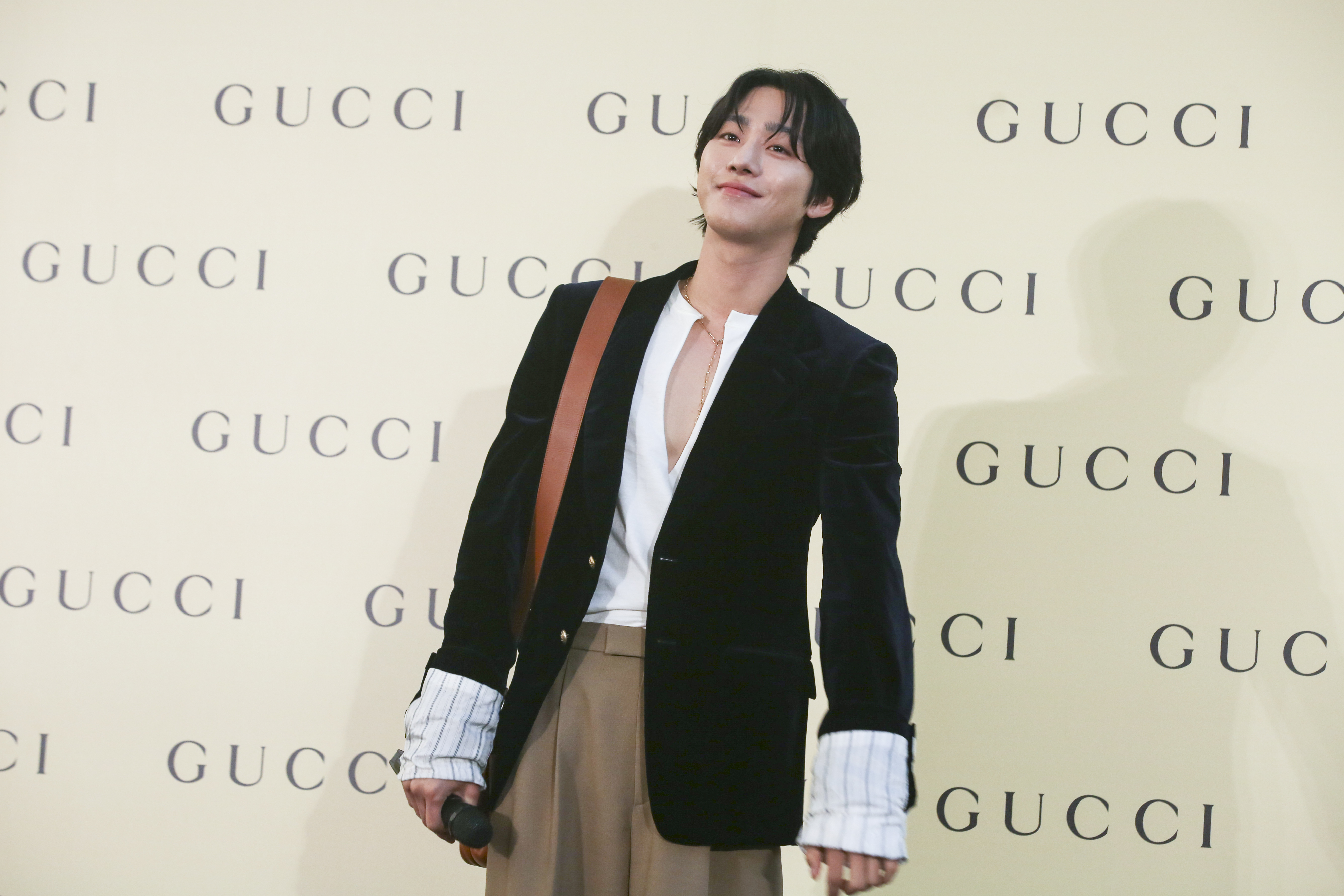 安孝燮以深V上衣現身台北101，胸口項鏈和若隱若現的胸肌讓粉絲移不開目光。