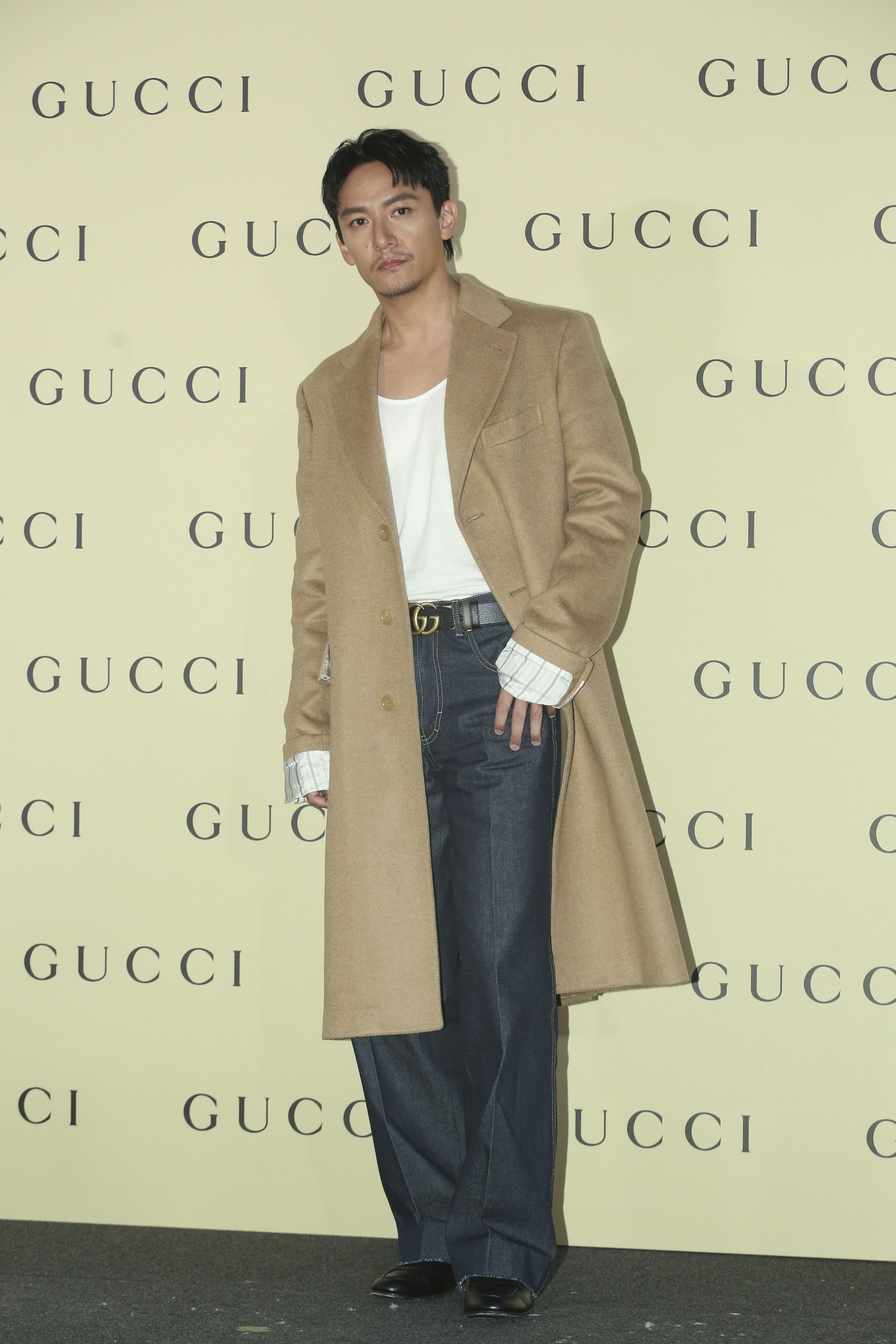 張震氣場強大,一件大衣上身就是型男look。