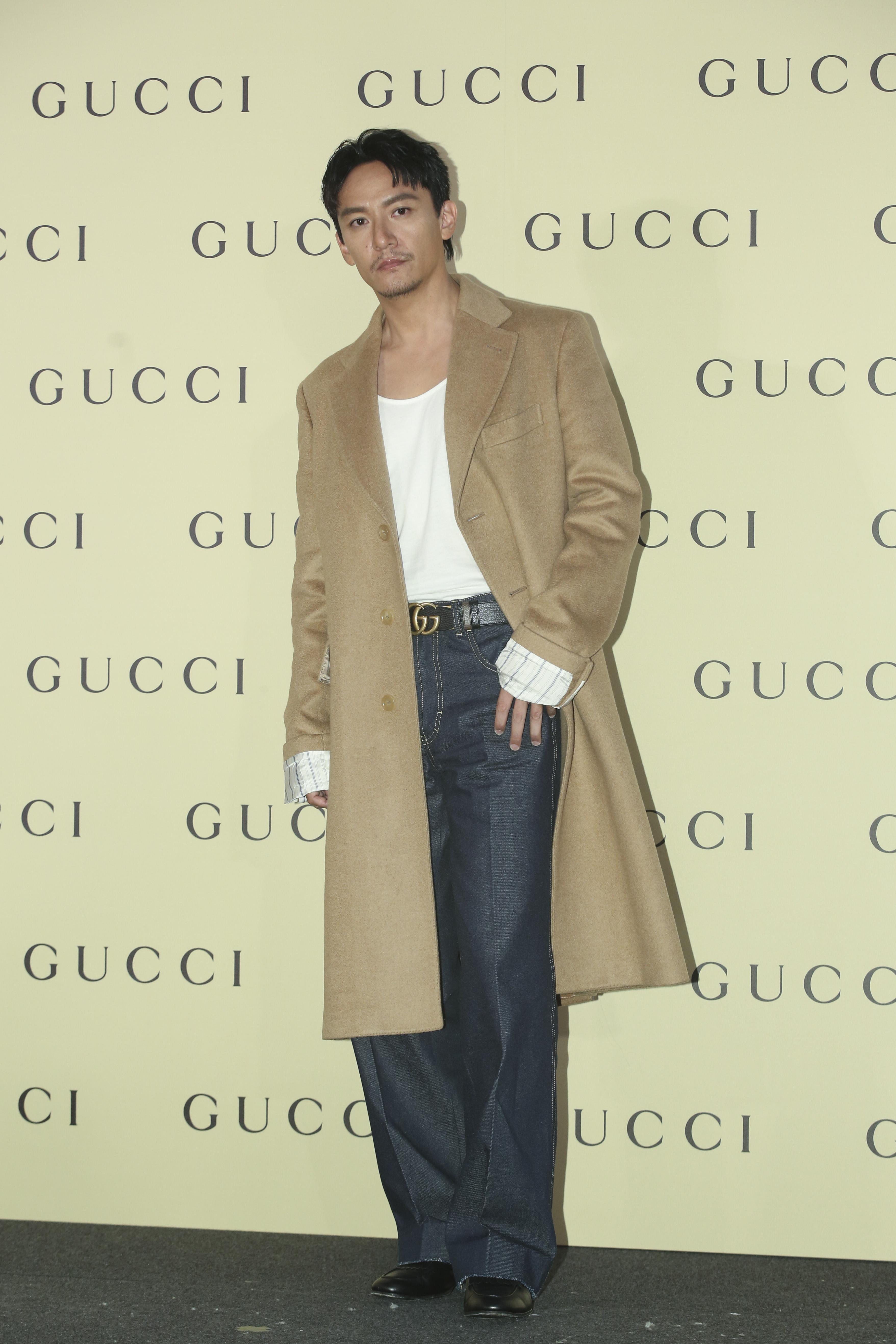 張震氣場強大，一件大衣上身就是型男look。
