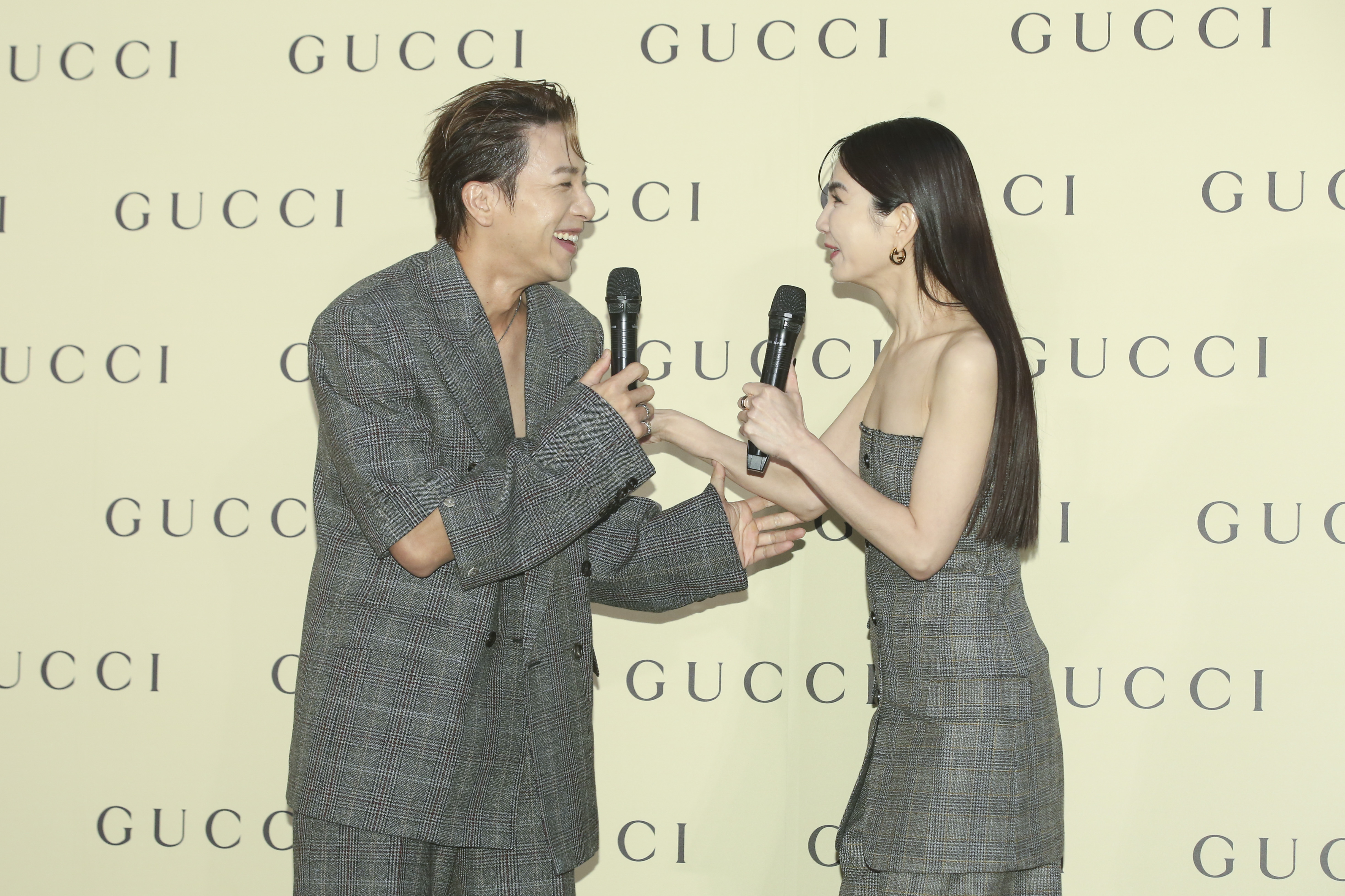 Ella得知坤達入圍金鐘獎主持人項目，立刻從紅毯嘉賓變身為主持人，現場做起訪問。