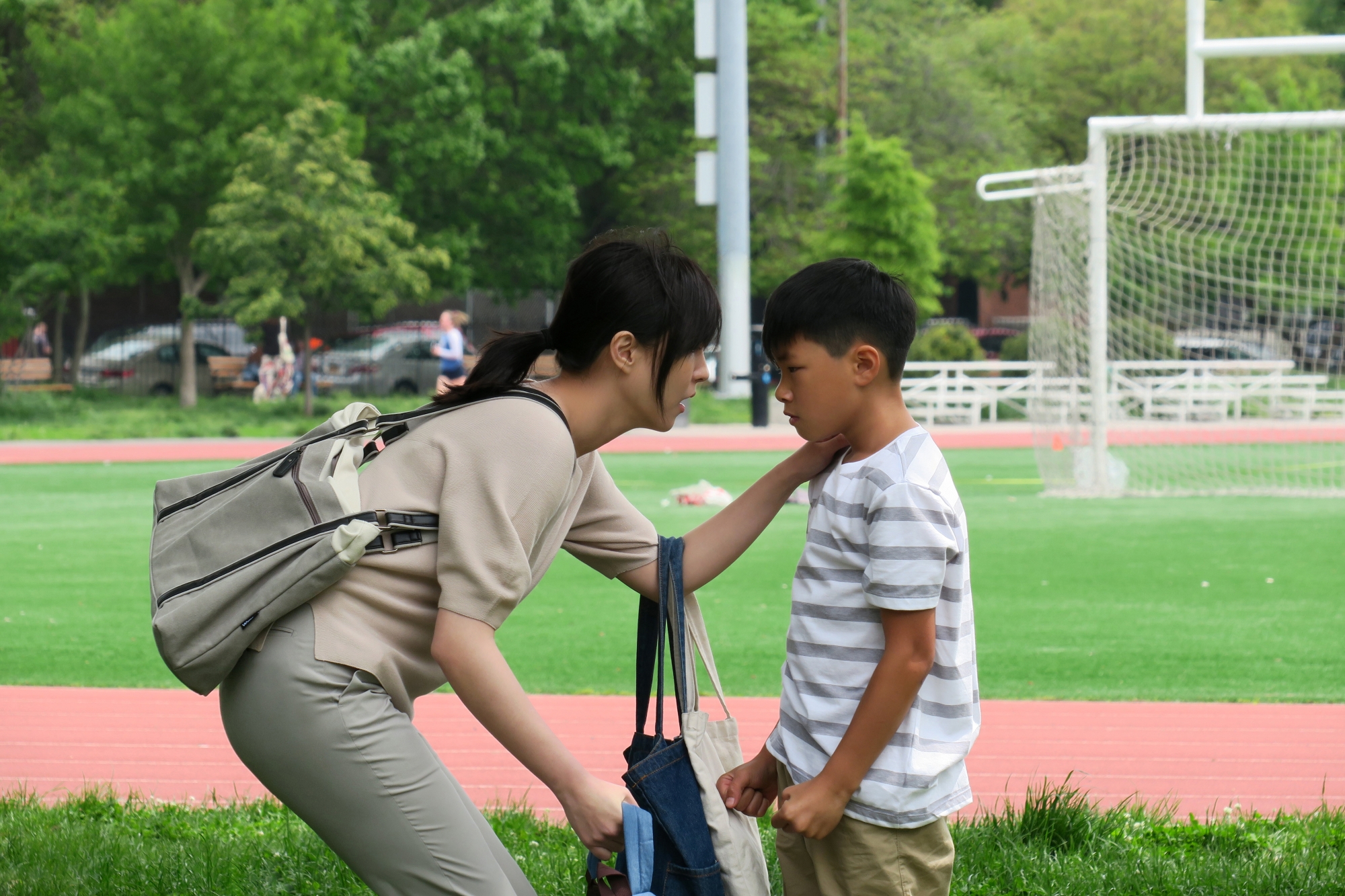 魏蔓（左）與小演員（右）在公園拍的戲有暴力橋段，俞聖儀開拍前特別和後者溝通細節。 （滿滿額娛樂提供）