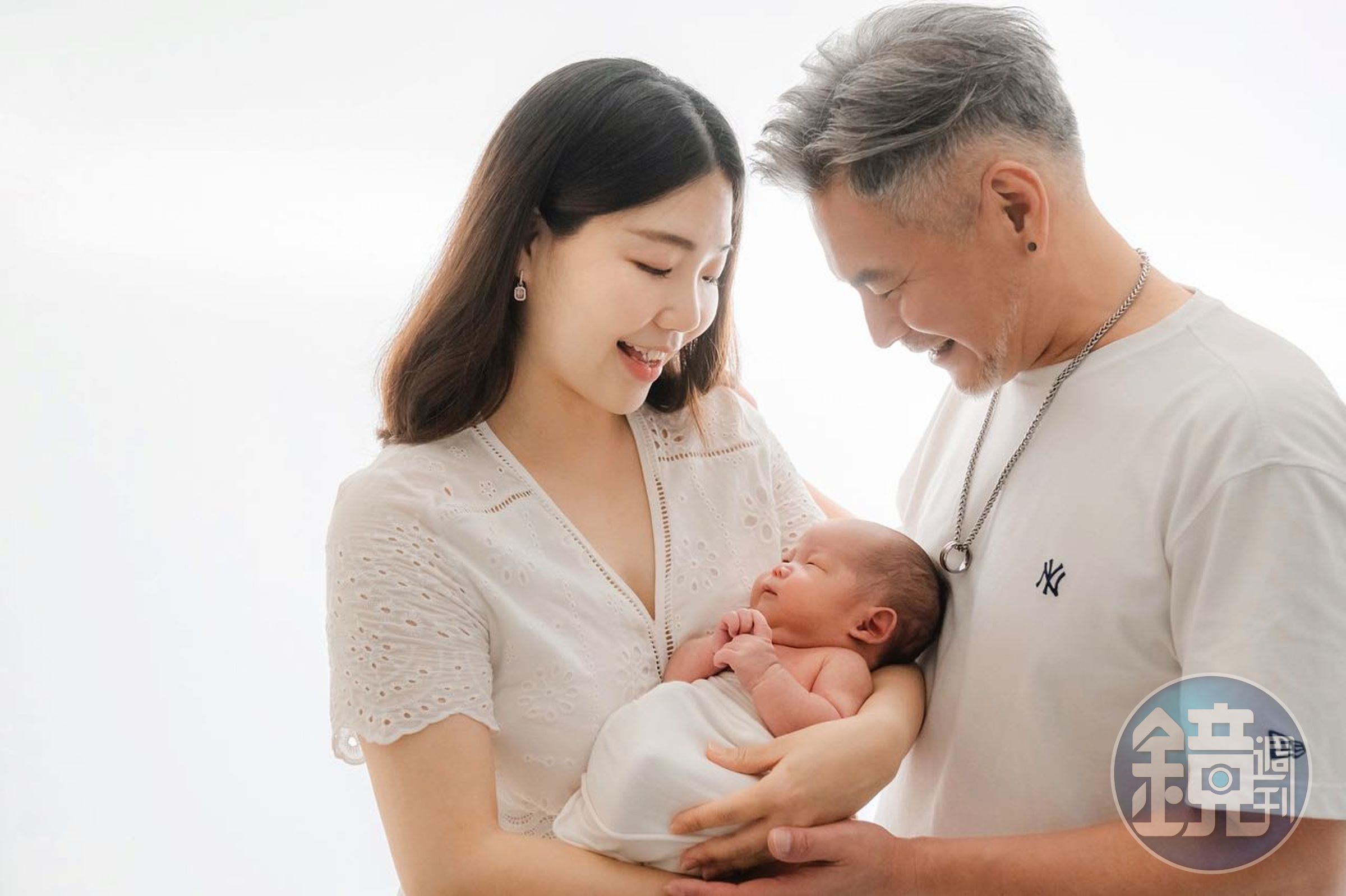 馬國賢在兒子滿月分享全家福甜蜜照。(翻攝馬國賢臉書)