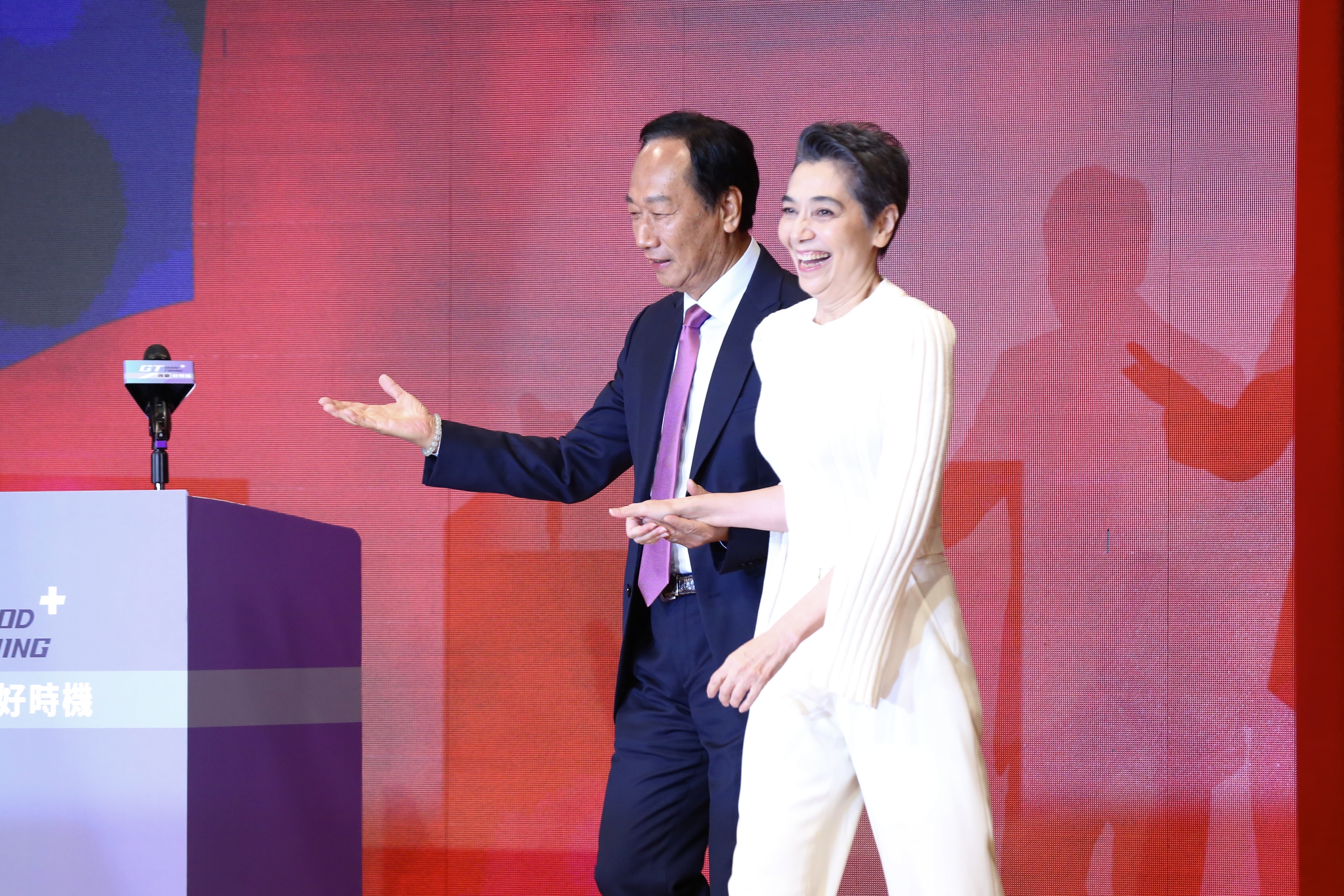 郭台銘（後）昨日宣布副手人選是資深女星賴佩霞（前），跌破眾人眼鏡。（本刊資料照）