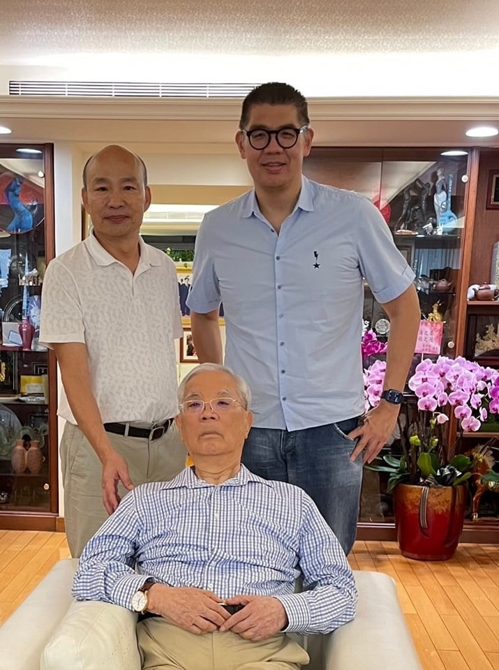 連勝文在臉書PO出父子倆與韓國瑜的合照。(翻攝自連勝文臉書)